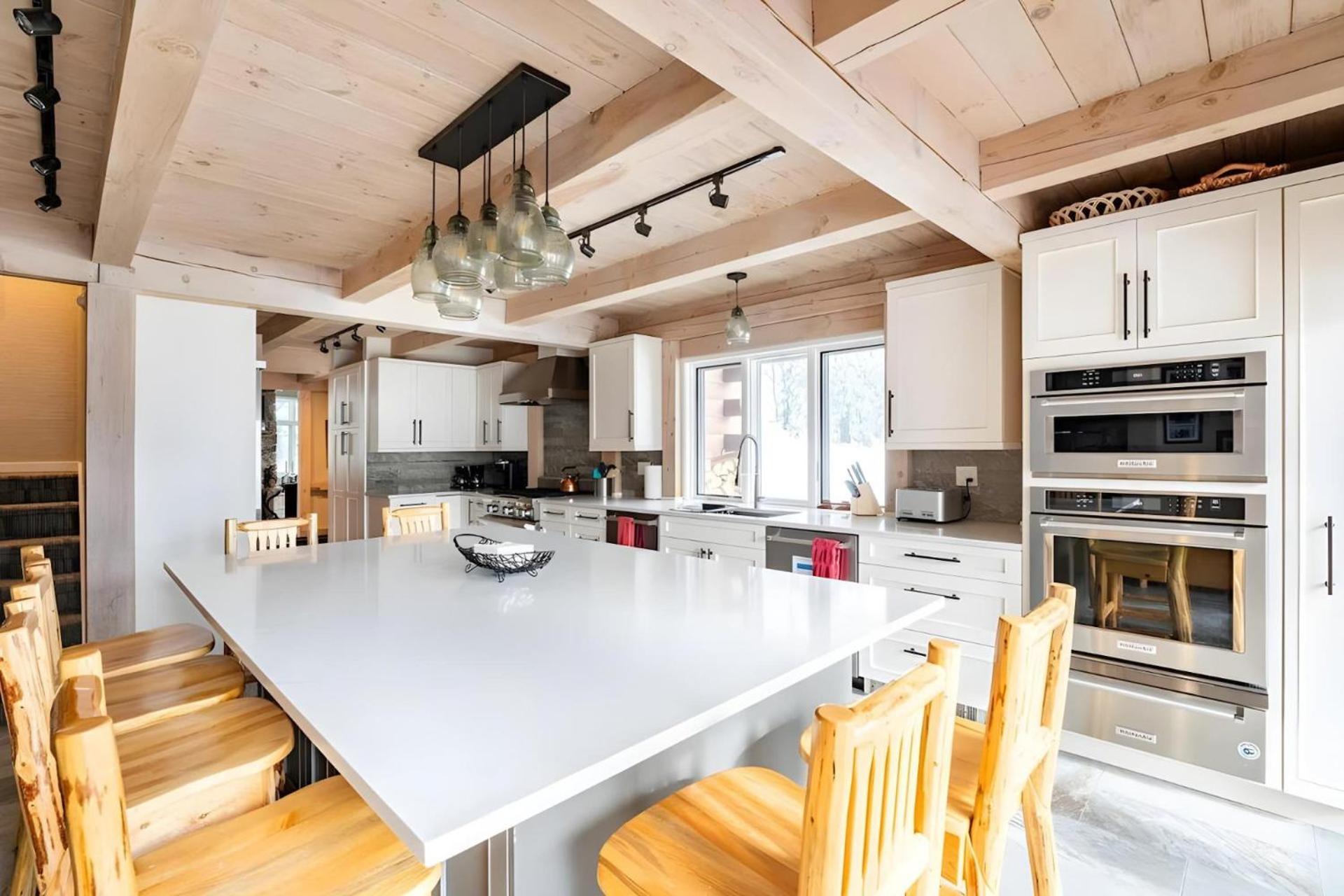 Slopeside Estate Luxurious Home on Great Eastern - Ski On Ski Off, Hot Tub, Private Shuttle