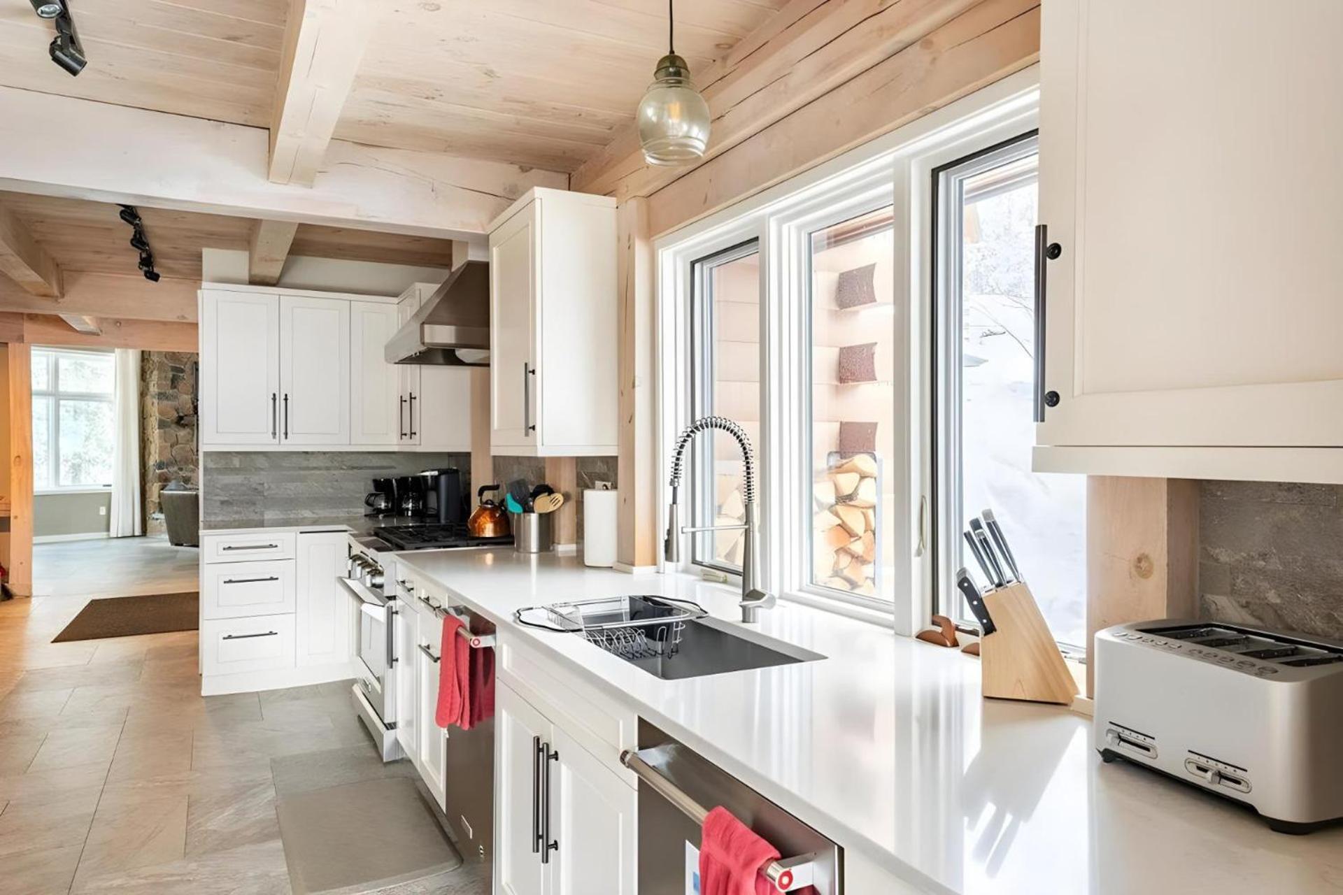 Slopeside Estate Luxurious Home on Great Eastern - Ski On Ski Off, Hot Tub, Private Shuttle