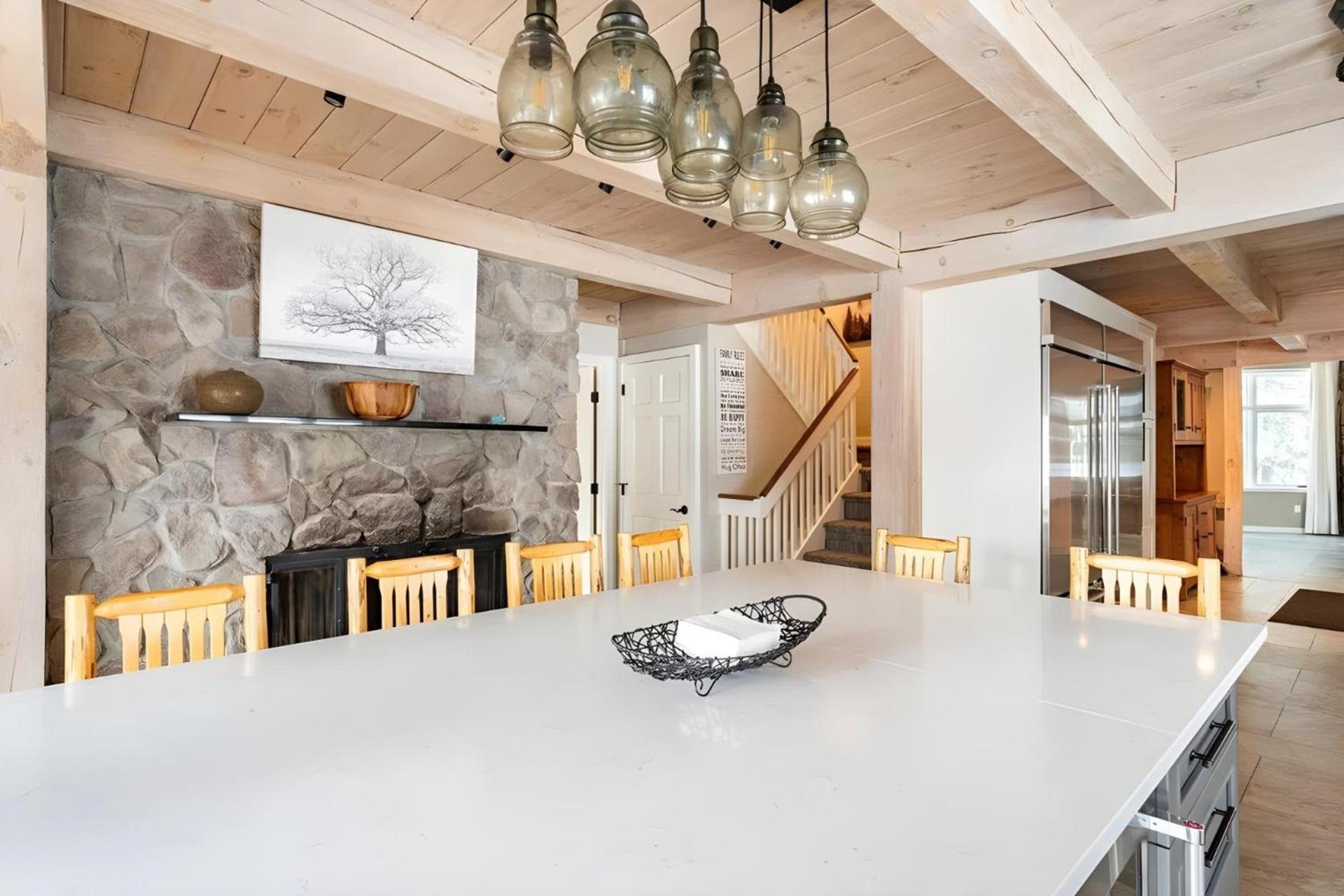 Slopeside Estate Luxurious Home on Great Eastern - Ski On Ski Off, Hot Tub, Private Shuttle