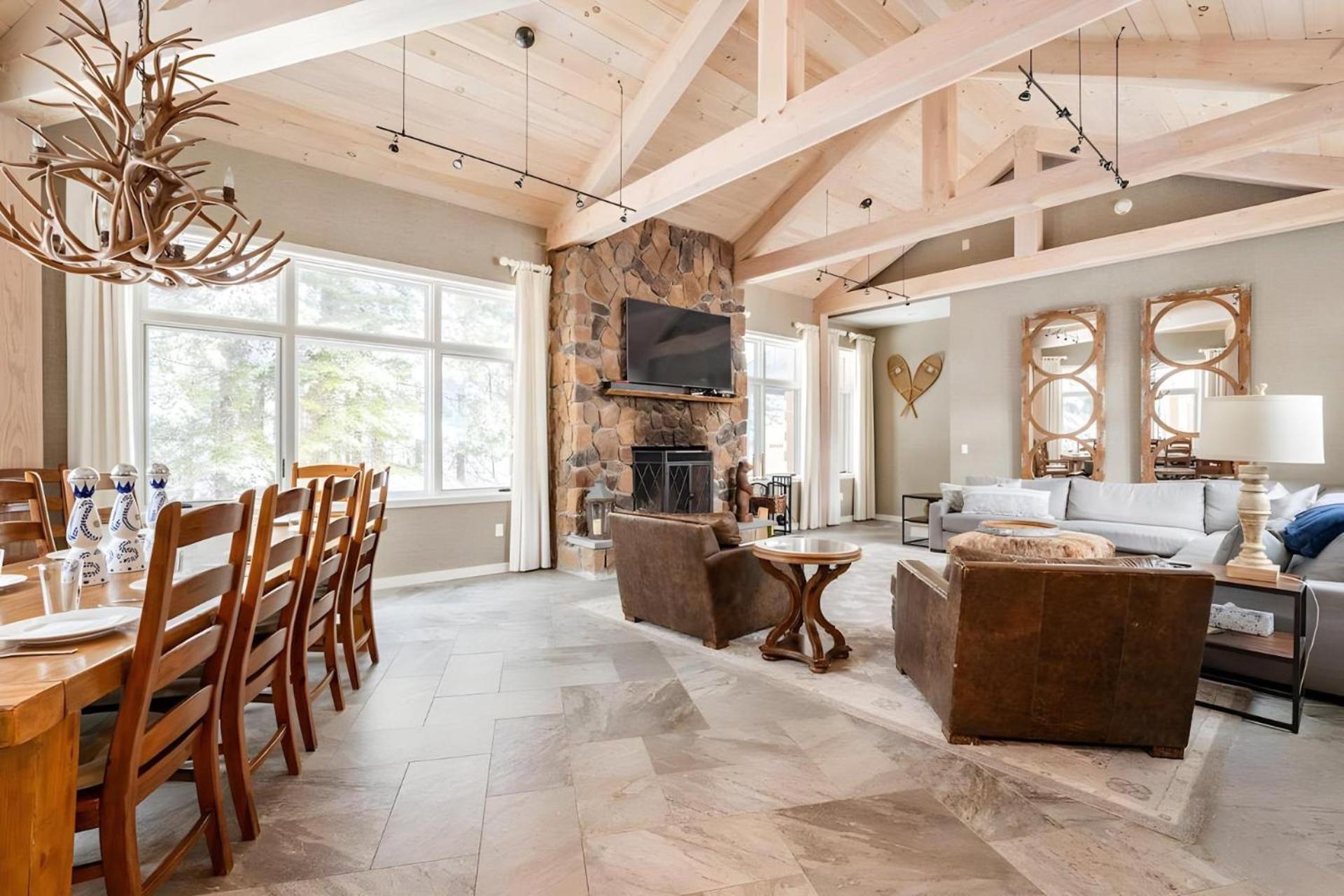 Slopeside Estate Luxurious Home on Great Eastern - Ski On Ski Off, Hot Tub, Private Shuttle