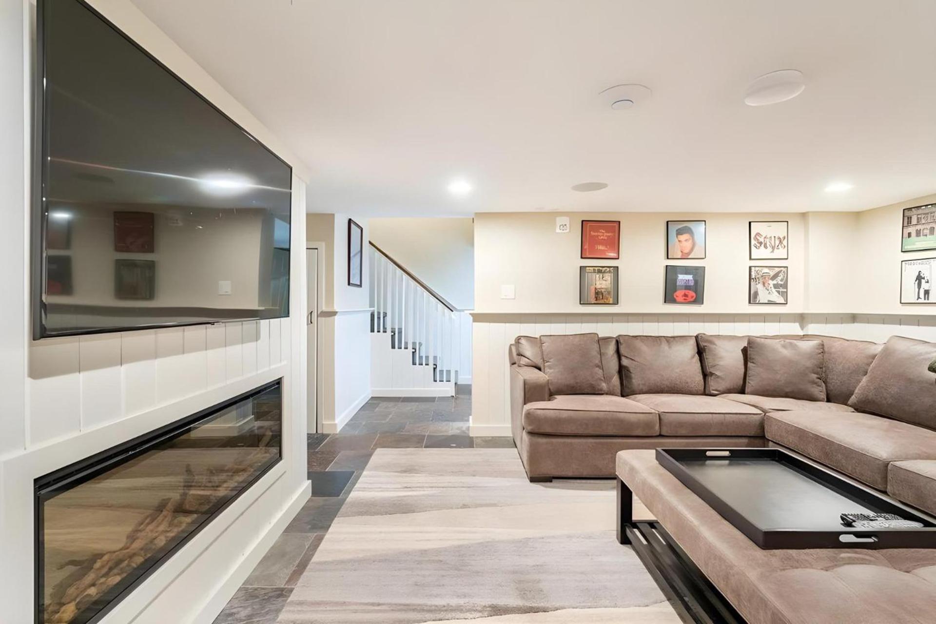 Slopeside Estate Luxurious Home on Great Eastern - Ski On Ski Off, Hot Tub, Private Shuttle