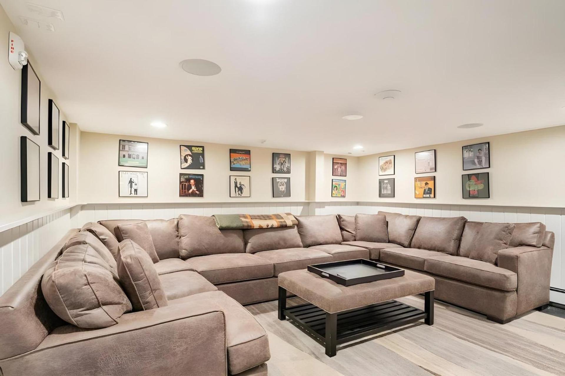 Slopeside Estate Luxurious Home on Great Eastern - Ski On Ski Off, Hot Tub, Private Shuttle