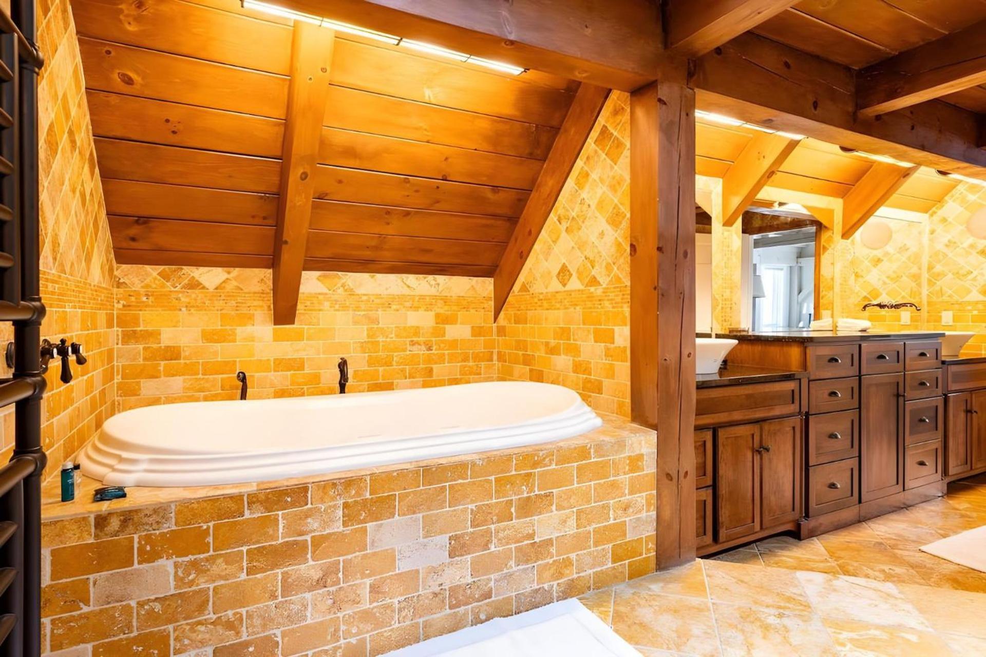 Slopeside Estate Luxurious Home on Great Eastern - Ski On Ski Off, Hot Tub, Private Shuttle