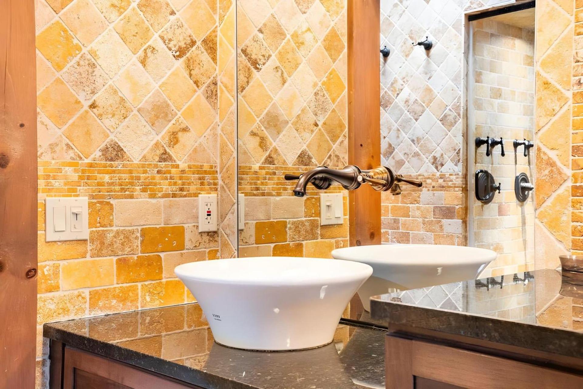Slopeside Estate Luxurious Home on Great Eastern - Ski On Ski Off, Hot Tub, Private Shuttle