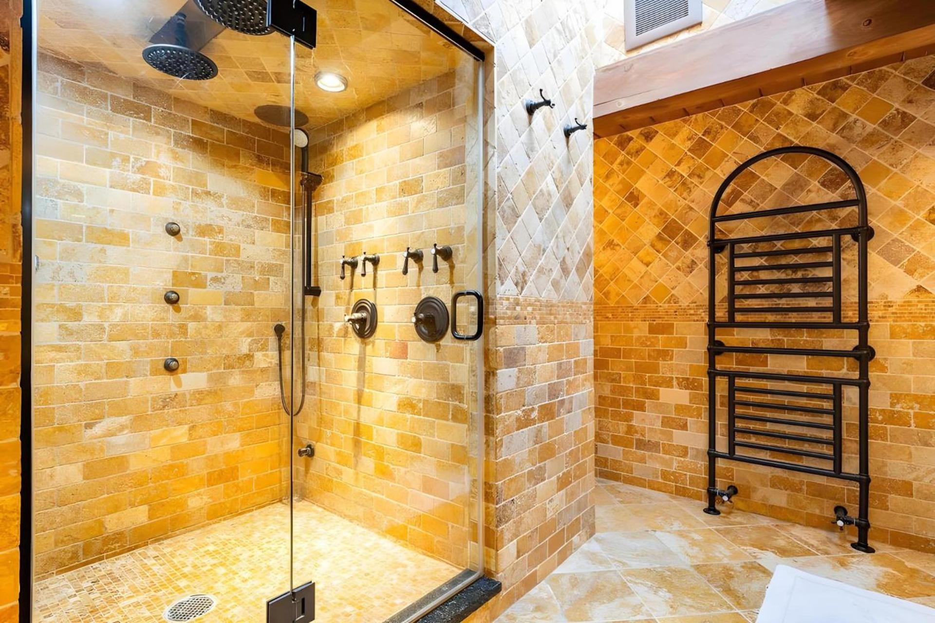 Slopeside Estate Luxurious Home on Great Eastern - Ski On Ski Off, Hot Tub, Private Shuttle