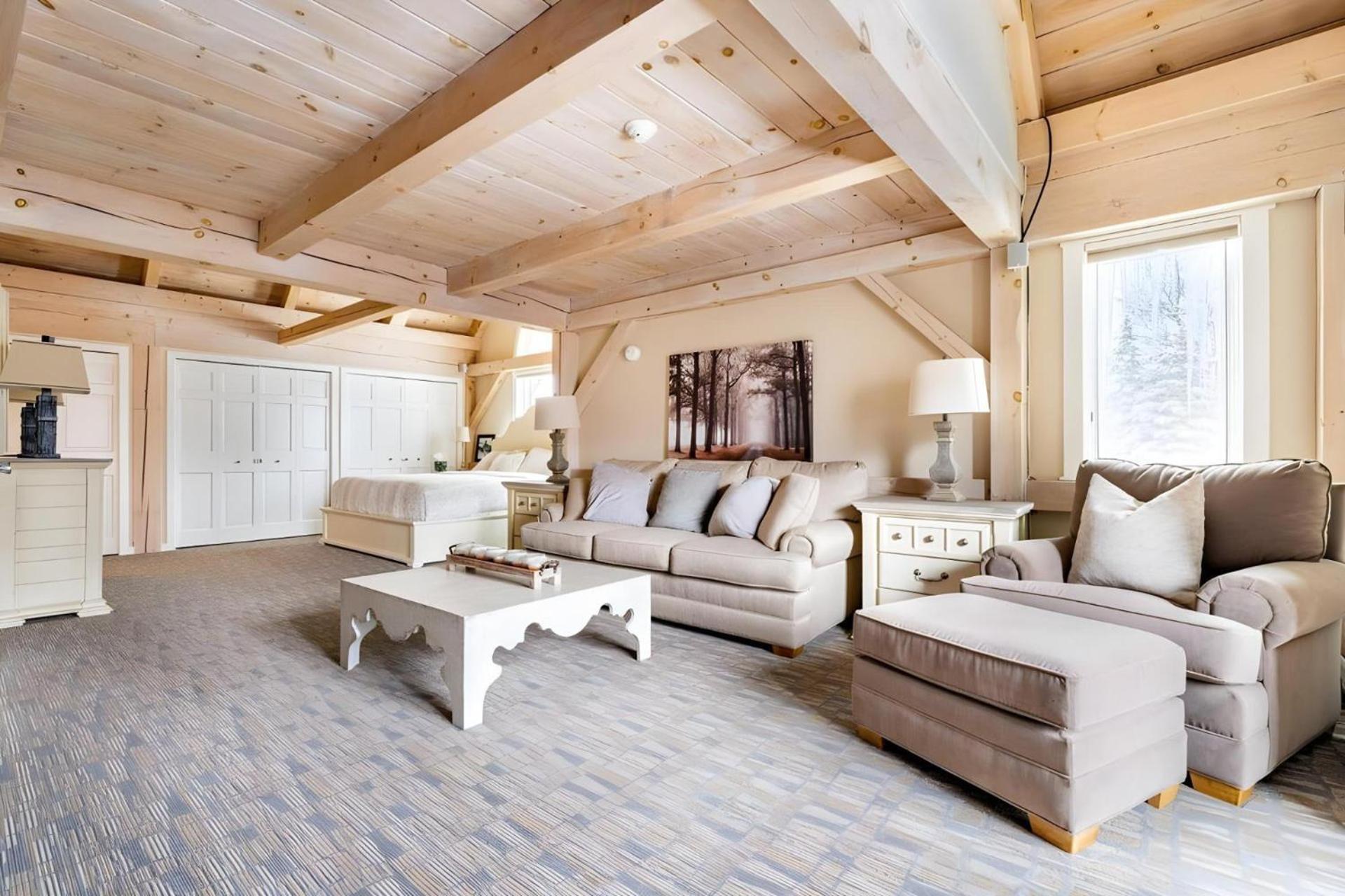 Slopeside Estate Luxurious Home on Great Eastern - Ski On Ski Off, Hot Tub, Private Shuttle