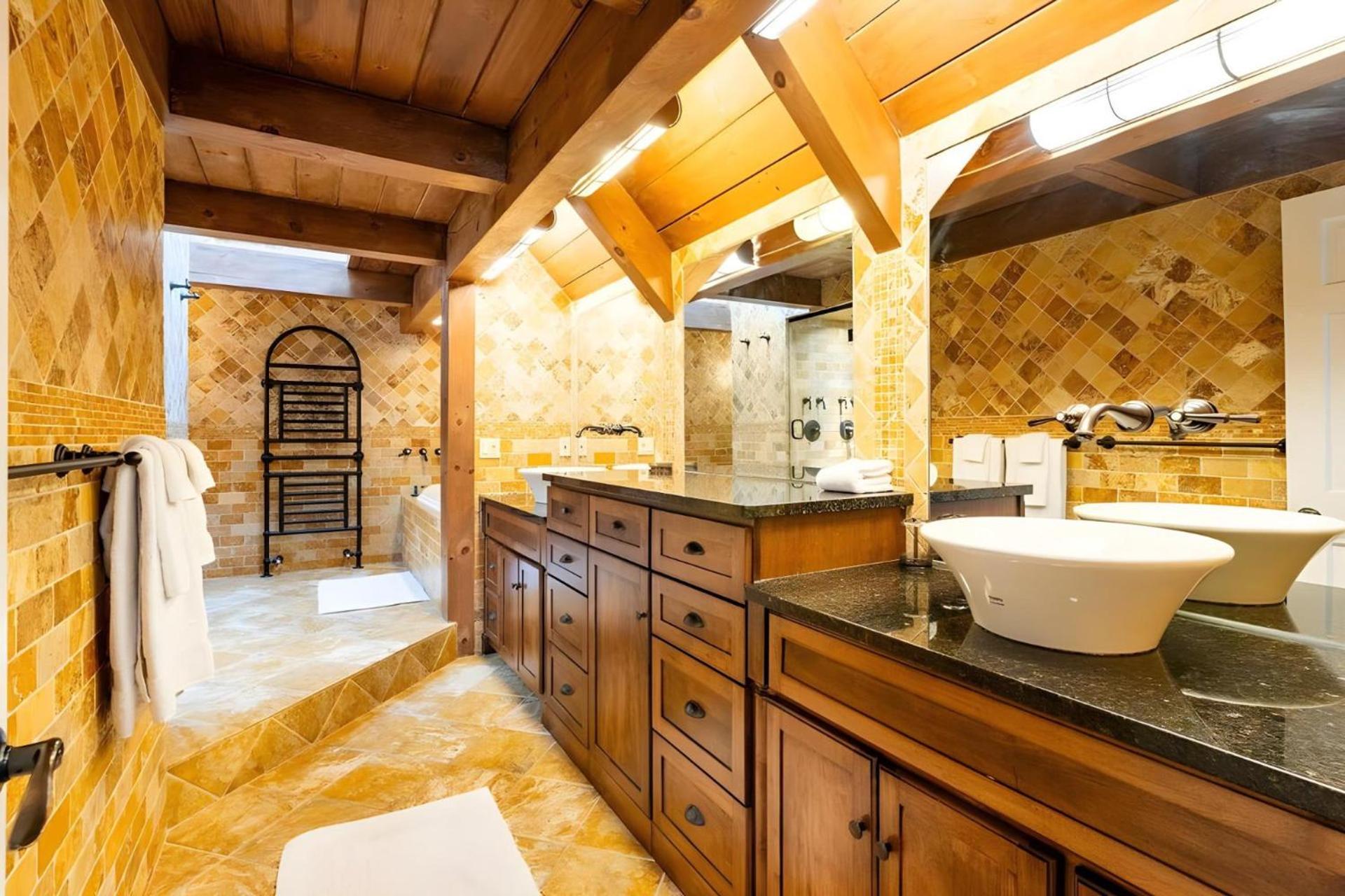 Slopeside Estate Luxurious Home on Great Eastern - Ski On Ski Off, Hot Tub, Private Shuttle
