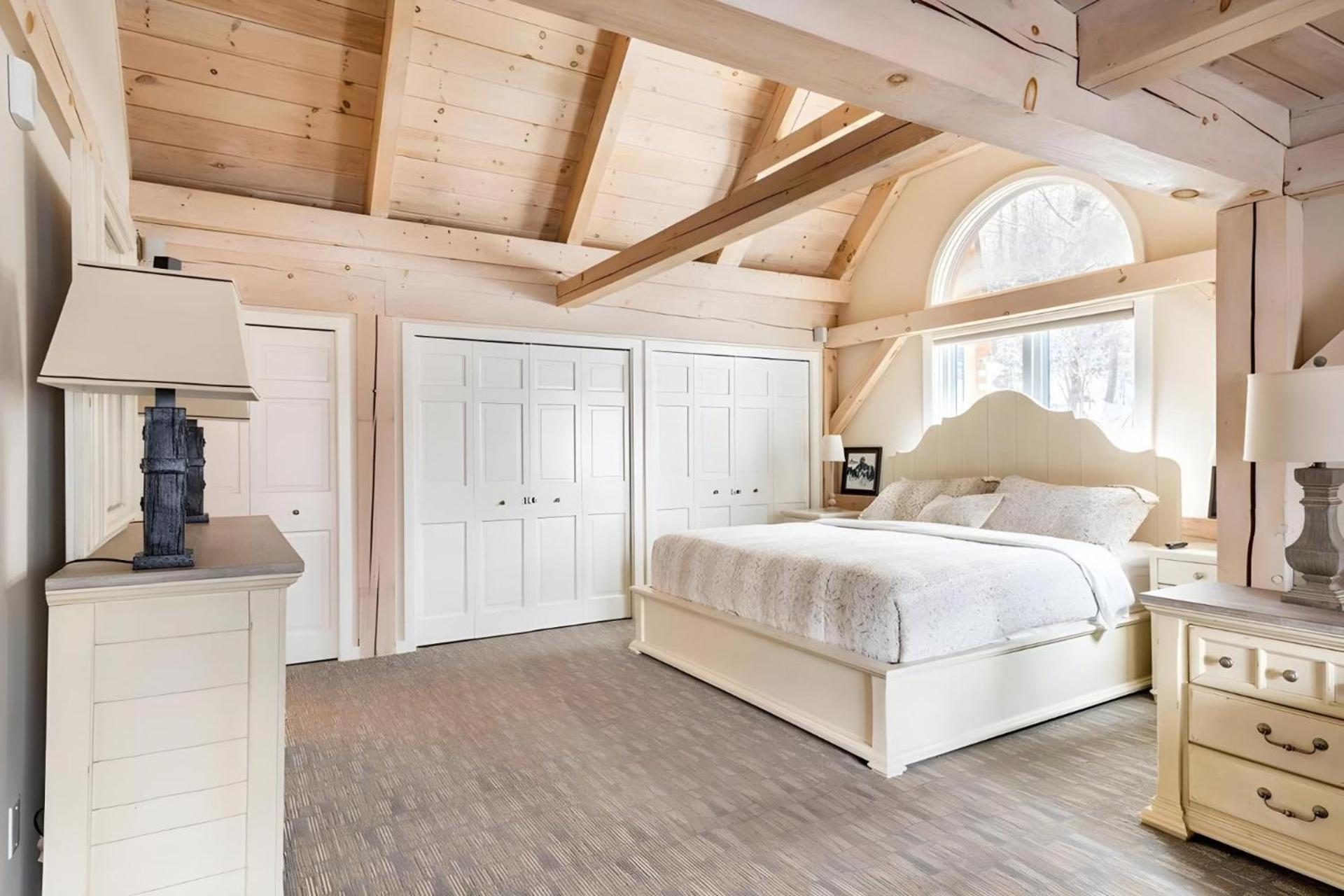 Slopeside Estate Luxurious Home on Great Eastern - Ski On Ski Off, Hot Tub, Private Shuttle
