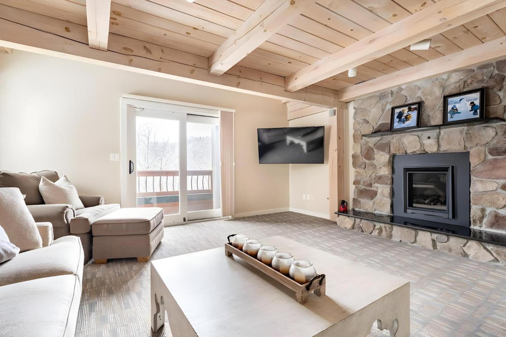 Slopeside Estate Luxurious Home on Great Eastern - Ski On Ski Off, Hot Tub, Private Shuttle