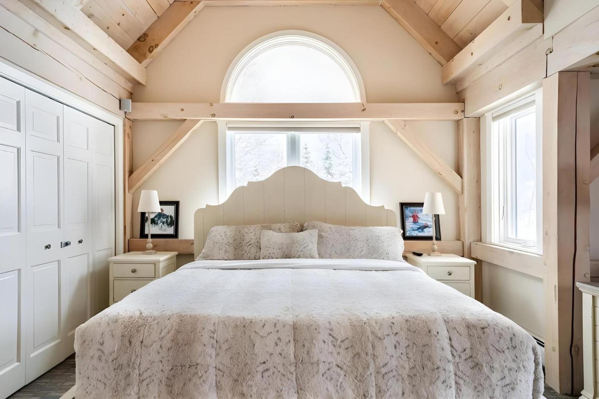 Slopeside Estate Luxurious Home on Great Eastern - Ski On Ski Off, Hot Tub, Private Shuttle