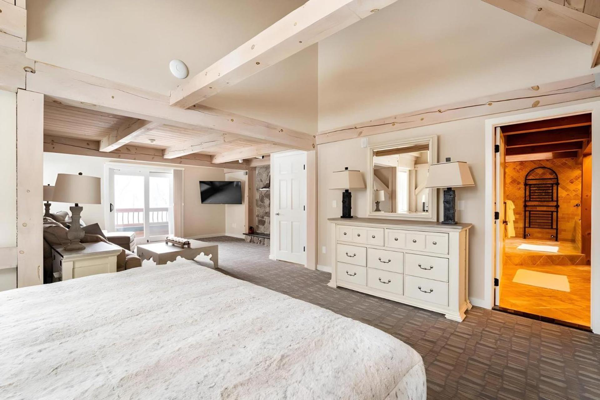 Slopeside Estate Luxurious Home on Great Eastern - Ski On Ski Off, Hot Tub, Private Shuttle