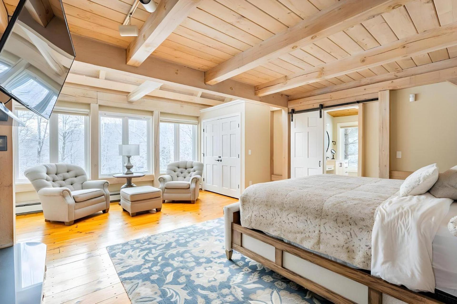 Slopeside Estate Luxurious Home on Great Eastern - Ski On Ski Off, Hot Tub, Private Shuttle