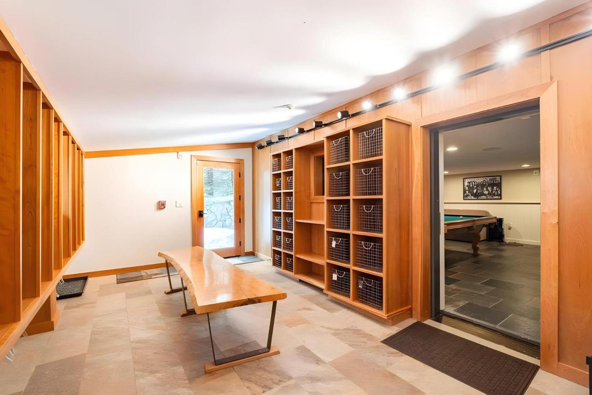 Slopeside Estate Luxurious Home on Great Eastern - Ski On Ski Off, Hot Tub, Private Shuttle
