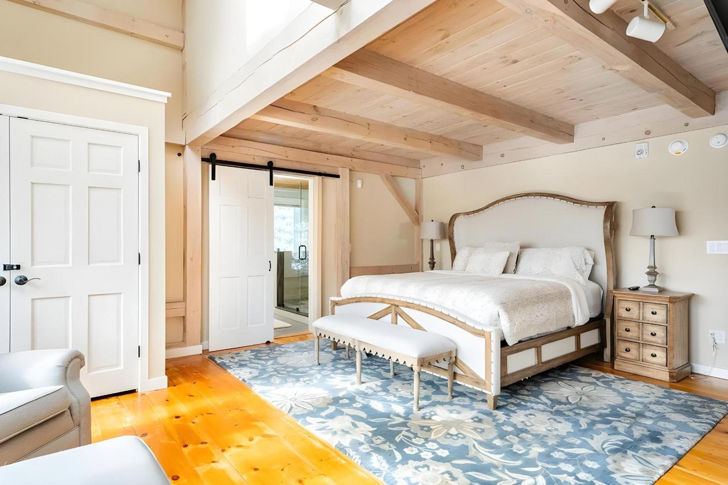 Slopeside Estate Luxurious Home on Great Eastern - Ski On Ski Off, Hot Tub, Private Shuttle