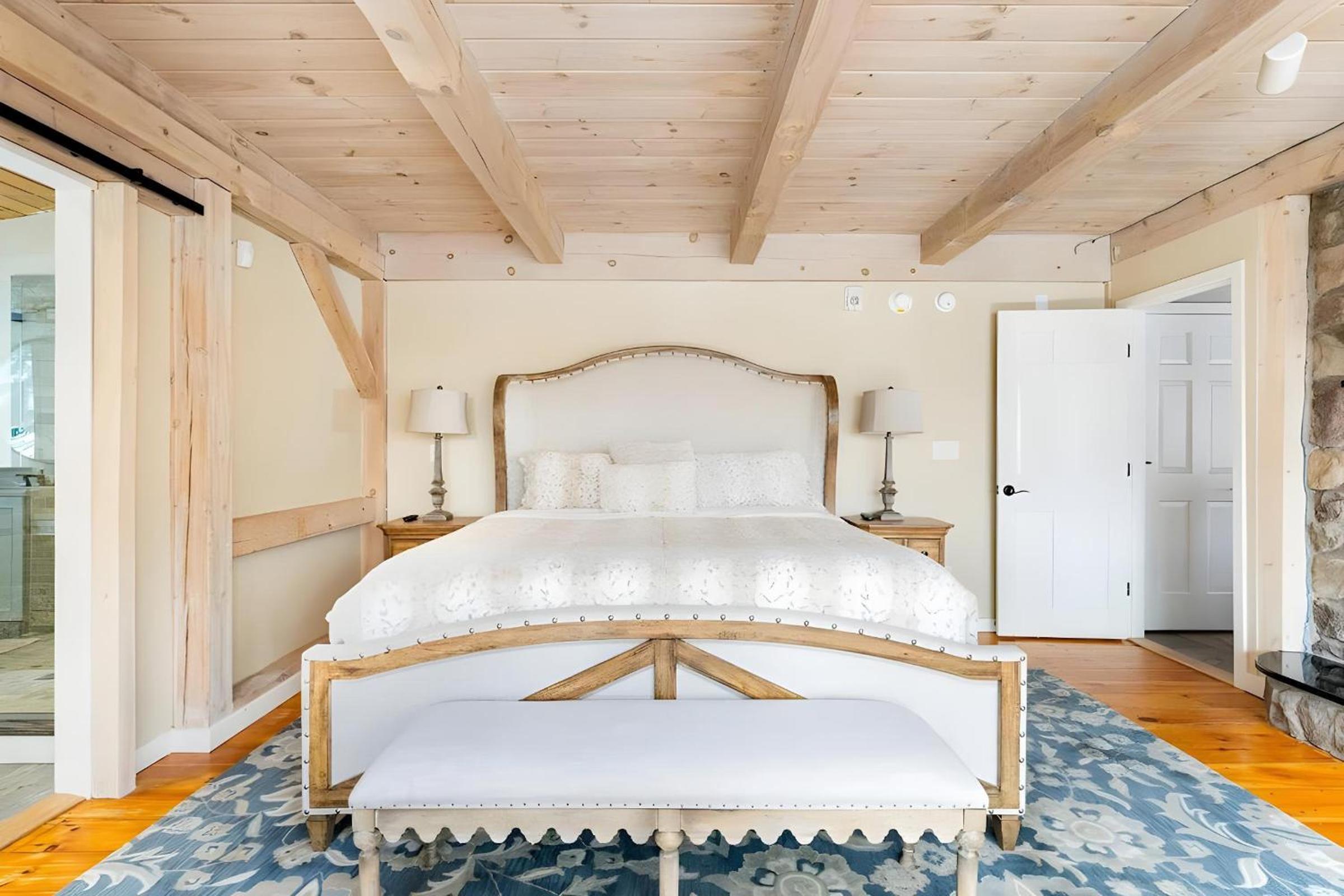 Slopeside Estate Luxurious Home on Great Eastern - Ski On Ski Off, Hot Tub, Private Shuttle