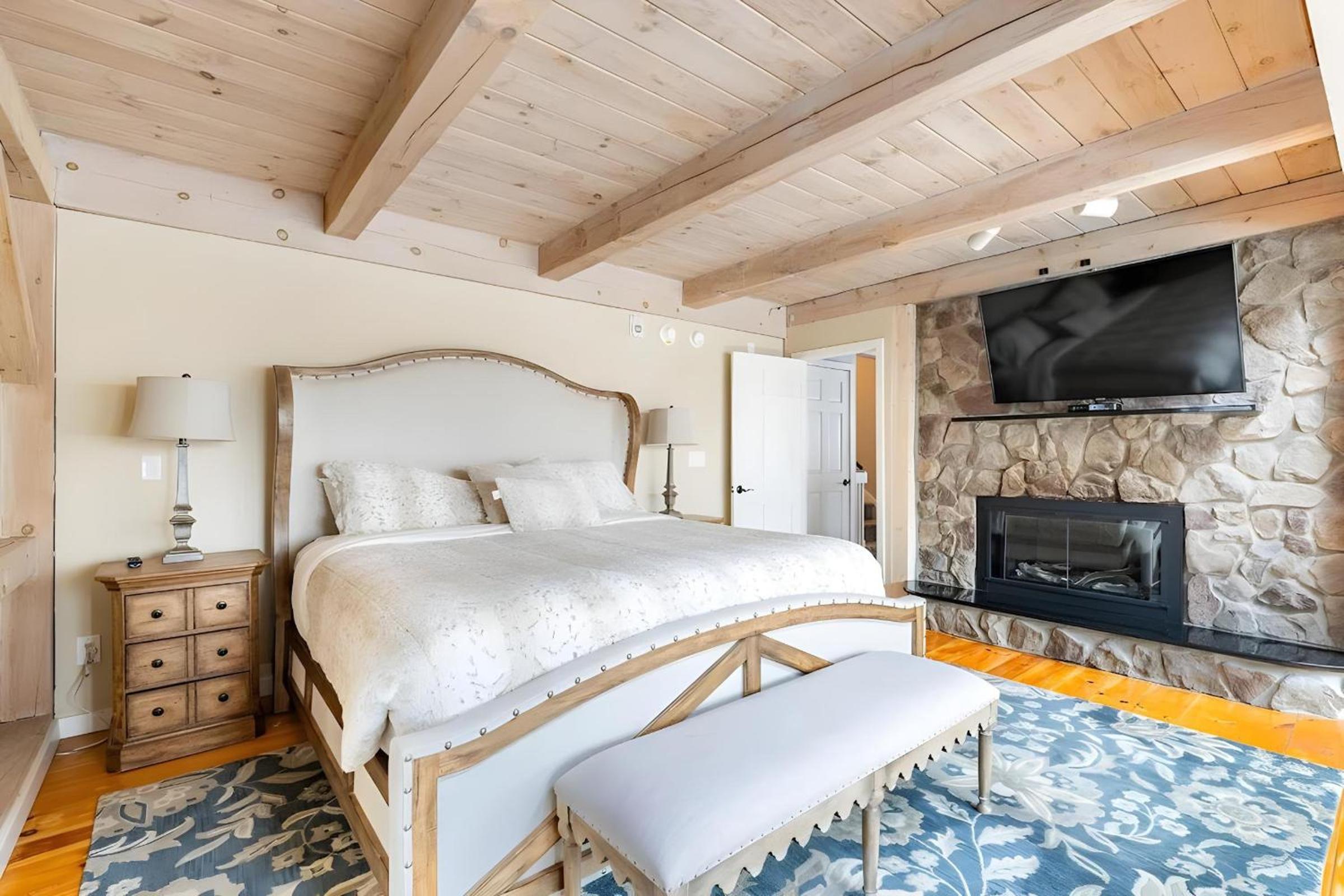Slopeside Estate Luxurious Home on Great Eastern - Ski On Ski Off, Hot Tub, Private Shuttle