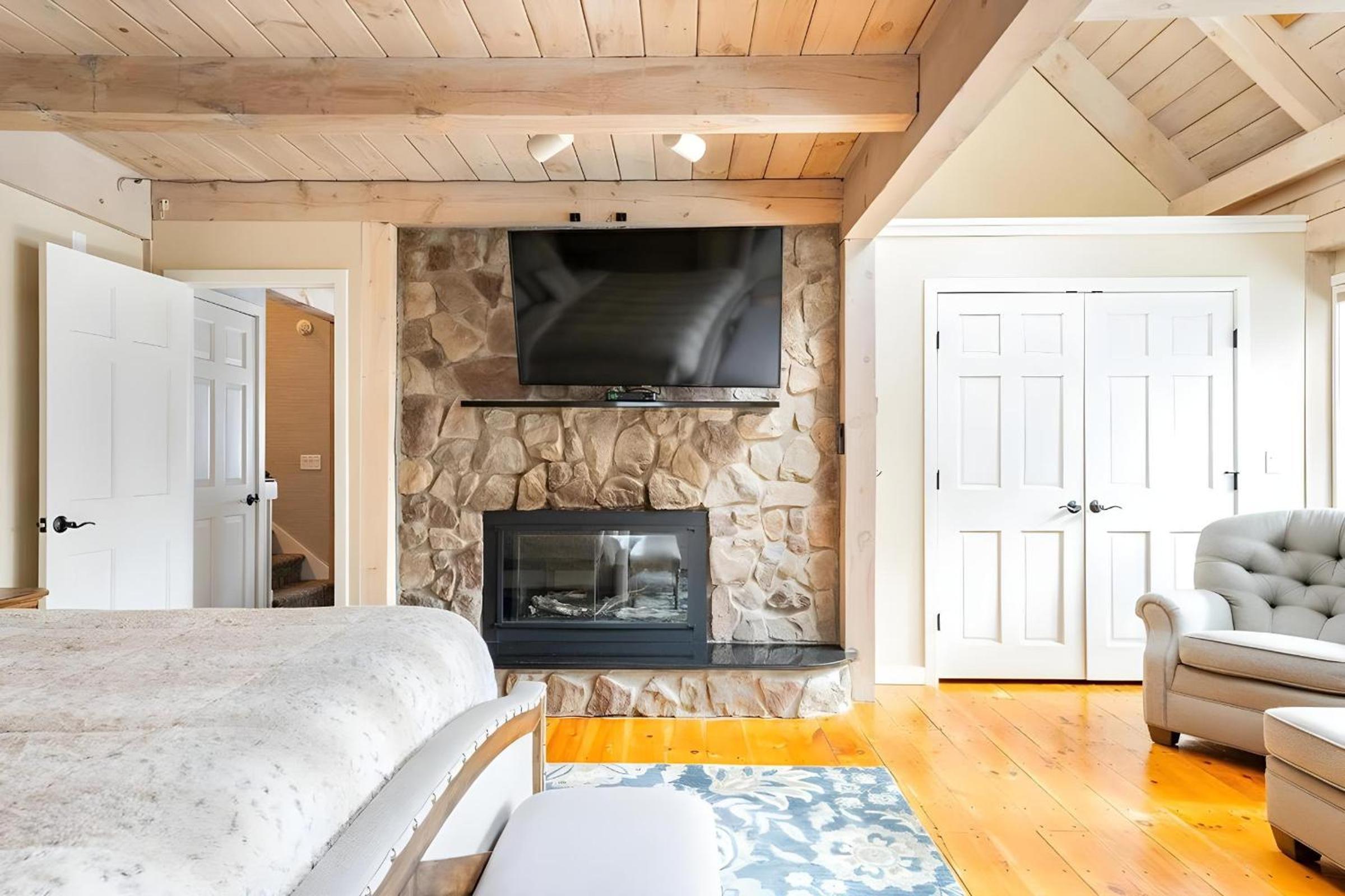 Slopeside Estate Luxurious Home on Great Eastern - Ski On Ski Off, Hot Tub, Private Shuttle