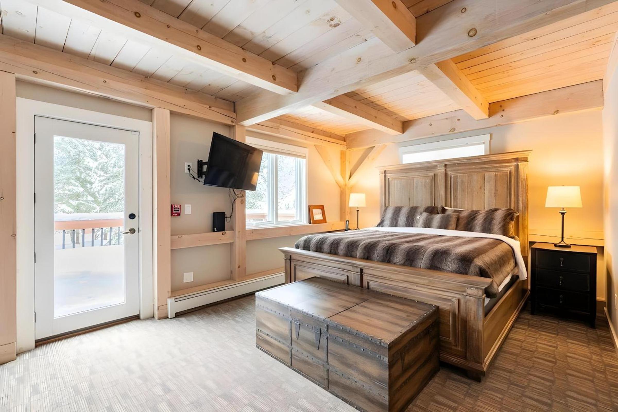 Slopeside Estate Luxurious Home on Great Eastern - Ski On Ski Off, Hot Tub, Private Shuttle