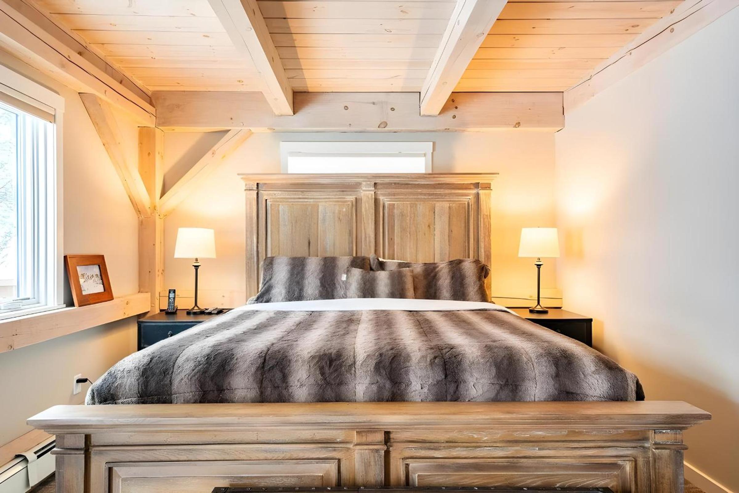 Slopeside Estate Luxurious Home on Great Eastern - Ski On Ski Off, Hot Tub, Private Shuttle