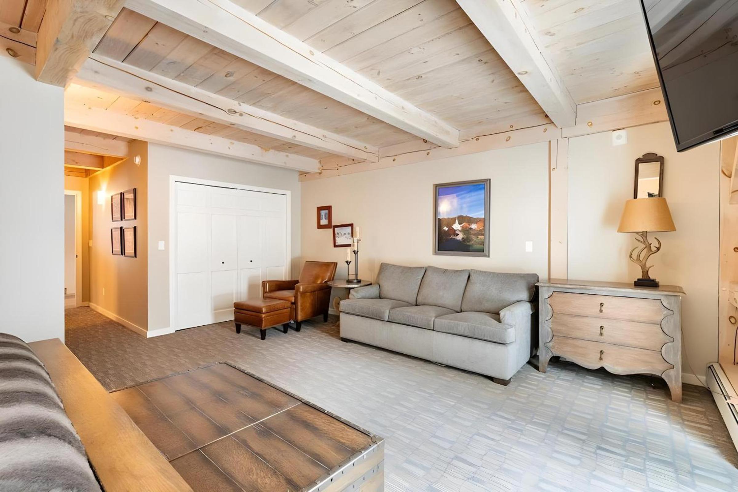 Slopeside Estate Luxurious Home on Great Eastern - Ski On Ski Off, Hot Tub, Private Shuttle