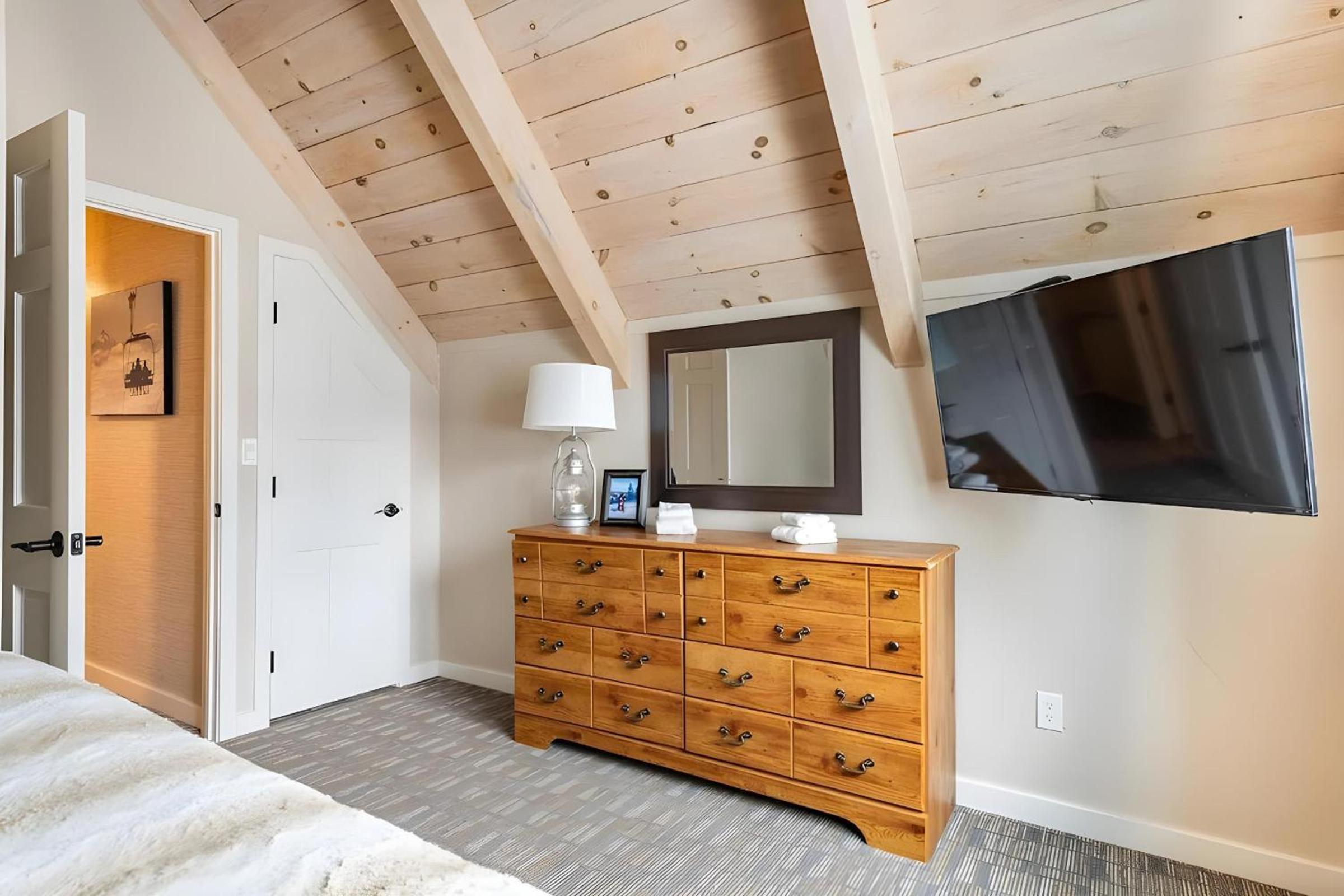 Slopeside Estate Luxurious Home on Great Eastern - Ski On Ski Off, Hot Tub, Private Shuttle