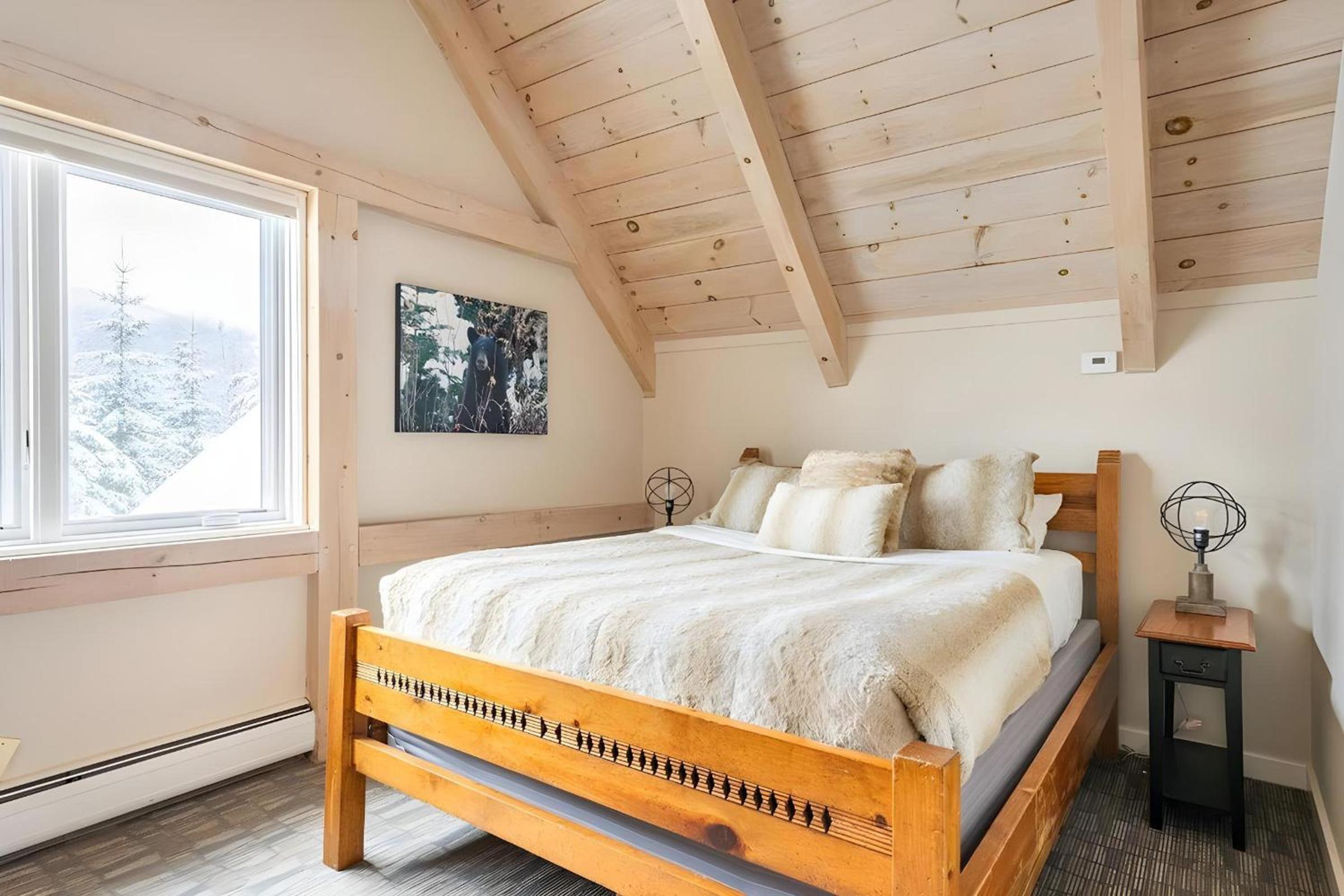Slopeside Estate Luxurious Home on Great Eastern - Ski On Ski Off, Hot Tub, Private Shuttle