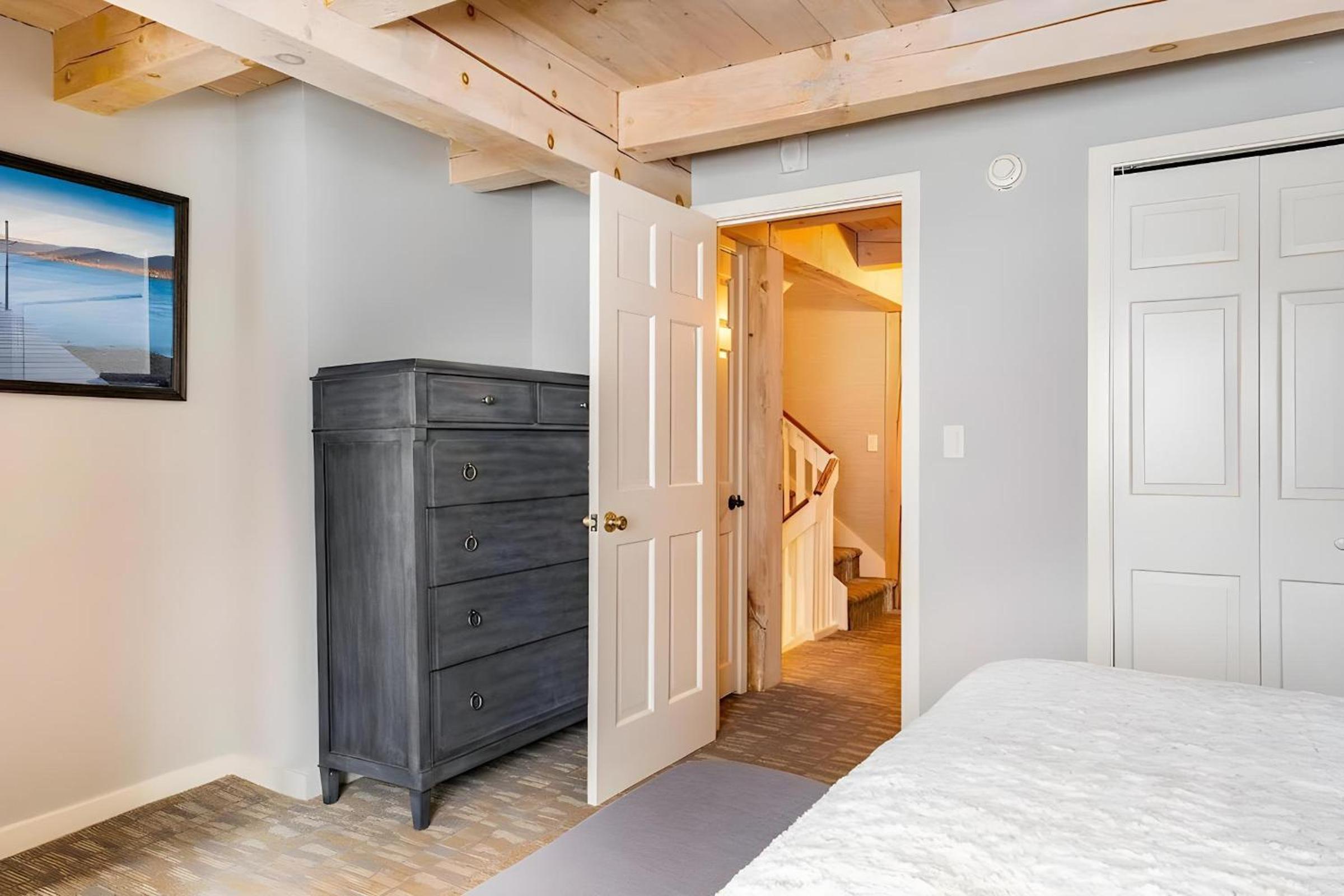 Slopeside Estate Luxurious Home on Great Eastern - Ski On Ski Off, Hot Tub, Private Shuttle