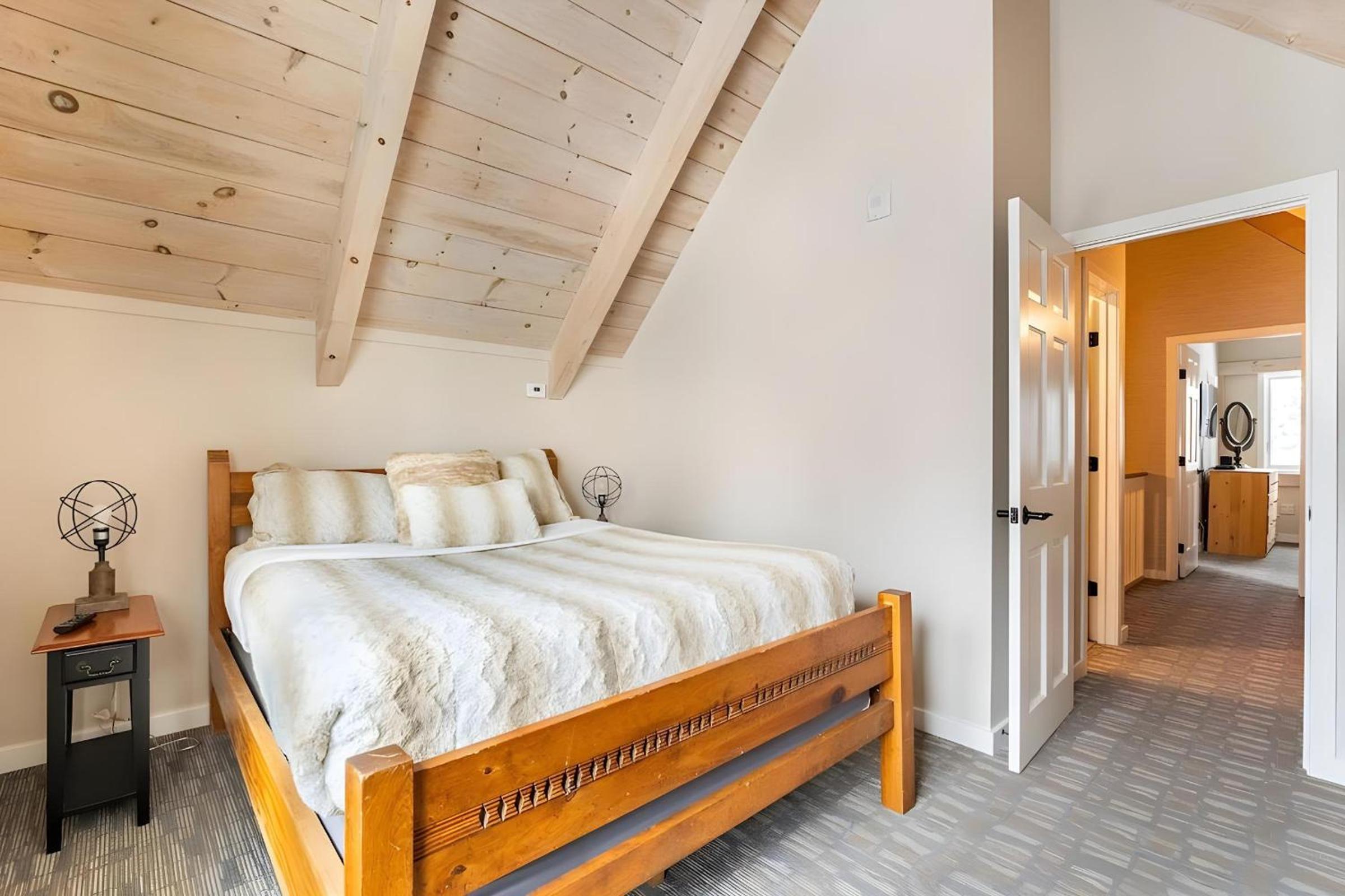 Slopeside Estate Luxurious Home on Great Eastern - Ski On Ski Off, Hot Tub, Private Shuttle