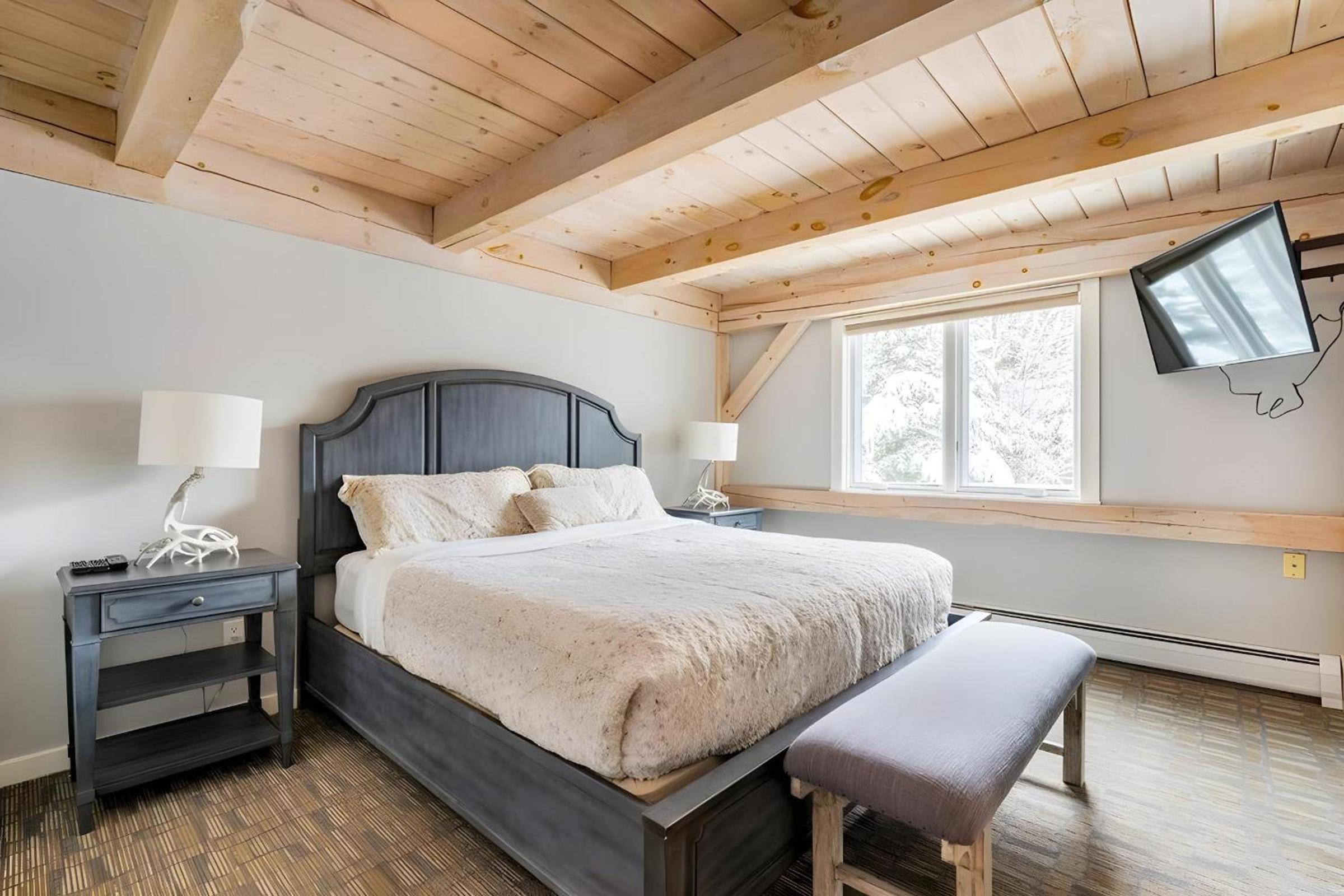 Slopeside Estate Luxurious Home on Great Eastern - Ski On Ski Off, Hot Tub, Private Shuttle