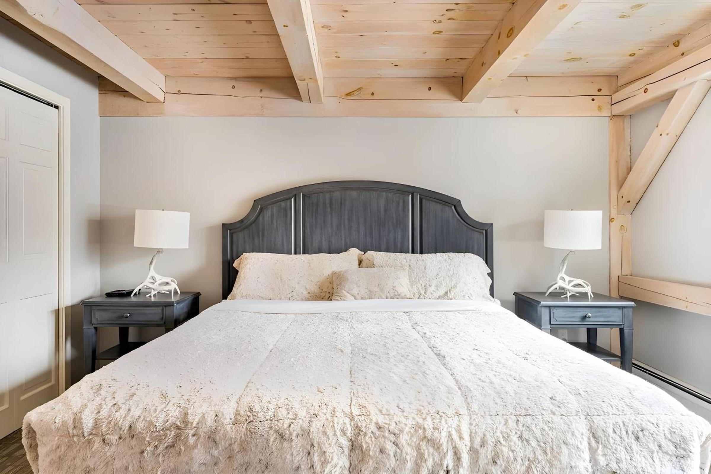 Slopeside Estate Luxurious Home on Great Eastern - Ski On Ski Off, Hot Tub, Private Shuttle