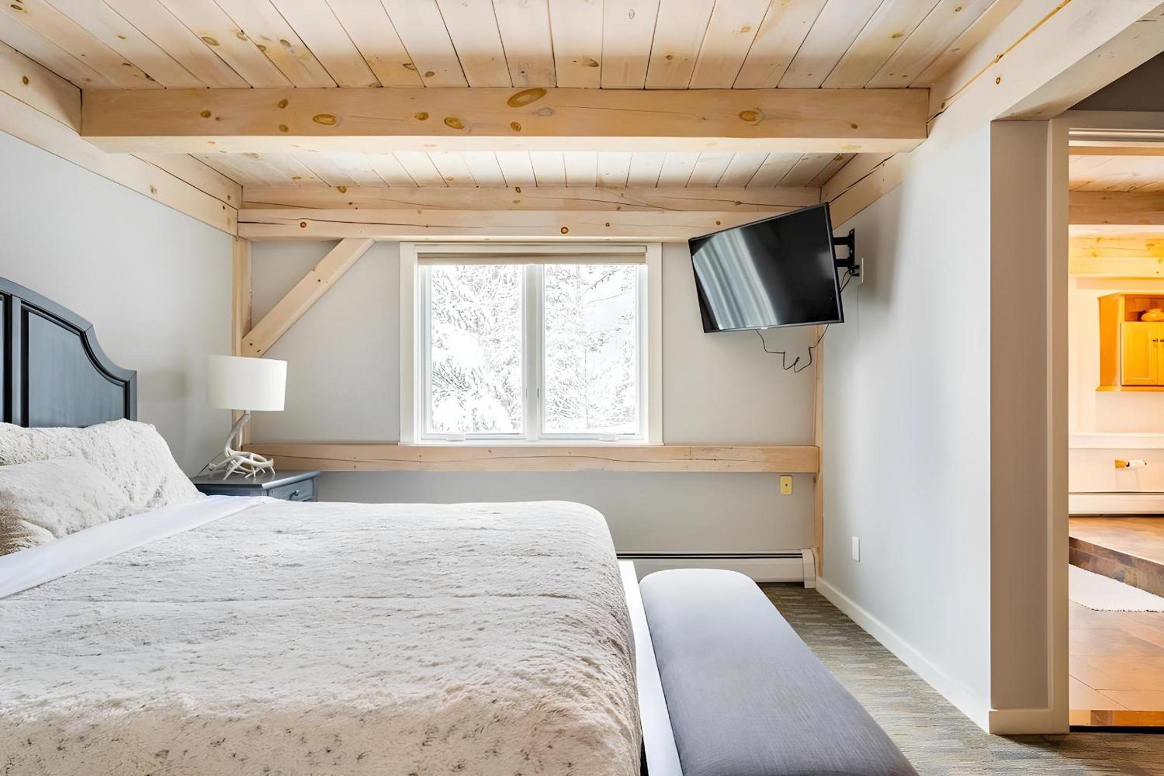 Slopeside Estate Luxurious Home on Great Eastern - Ski On Ski Off, Hot Tub, Private Shuttle