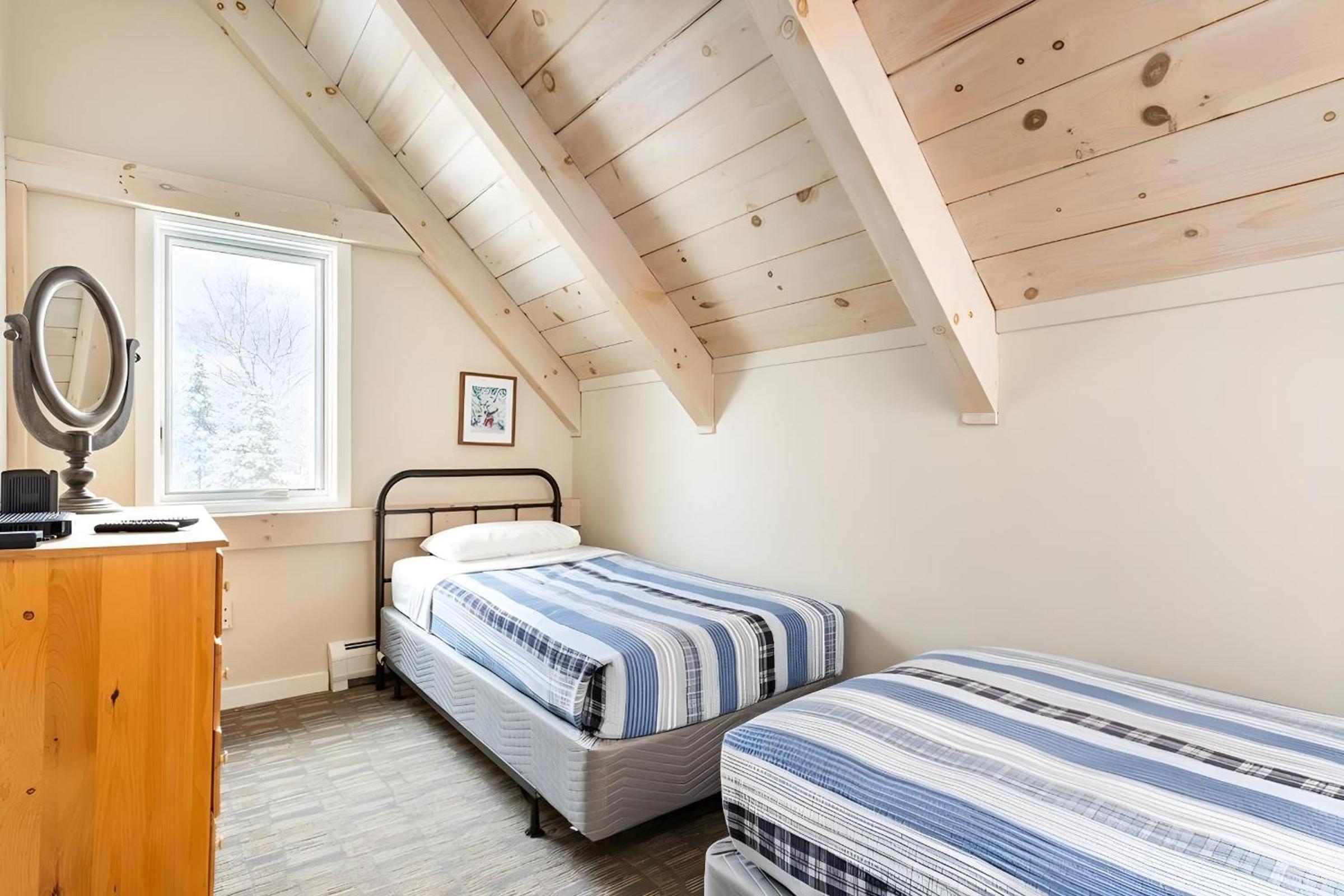Slopeside Estate Luxurious Home on Great Eastern - Ski On Ski Off, Hot Tub, Private Shuttle