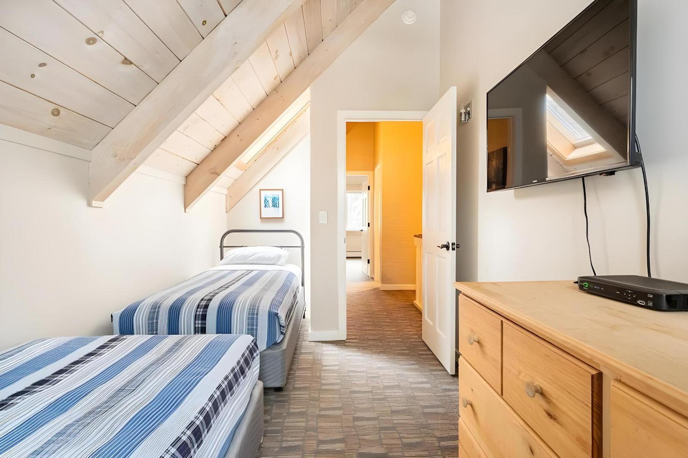 Slopeside Estate Luxurious Home on Great Eastern - Ski On Ski Off, Hot Tub, Private Shuttle