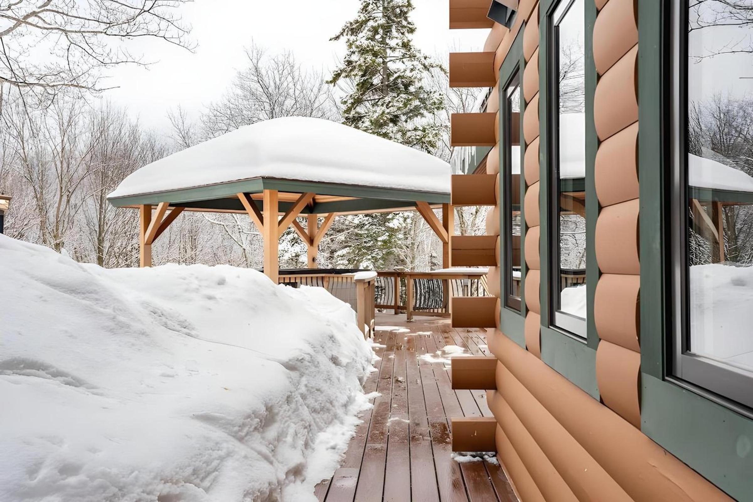 Slopeside Estate Luxurious Home on Great Eastern - Ski On Ski Off, Hot Tub, Private Shuttle