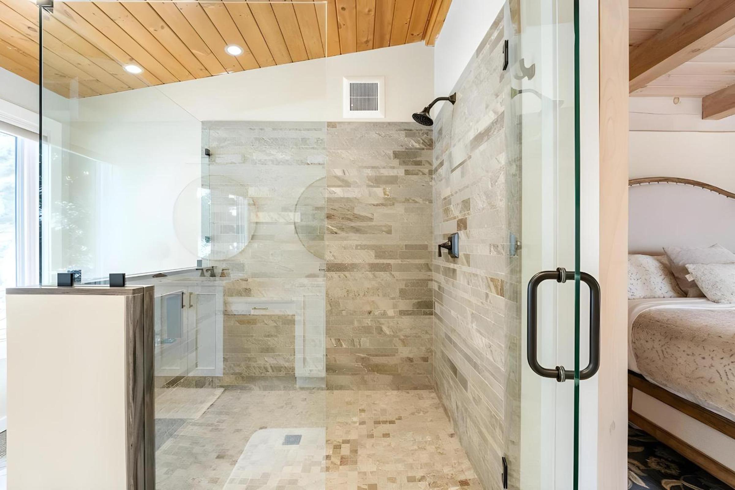 Slopeside Estate Luxurious Home on Great Eastern - Ski On Ski Off, Hot Tub, Private Shuttle