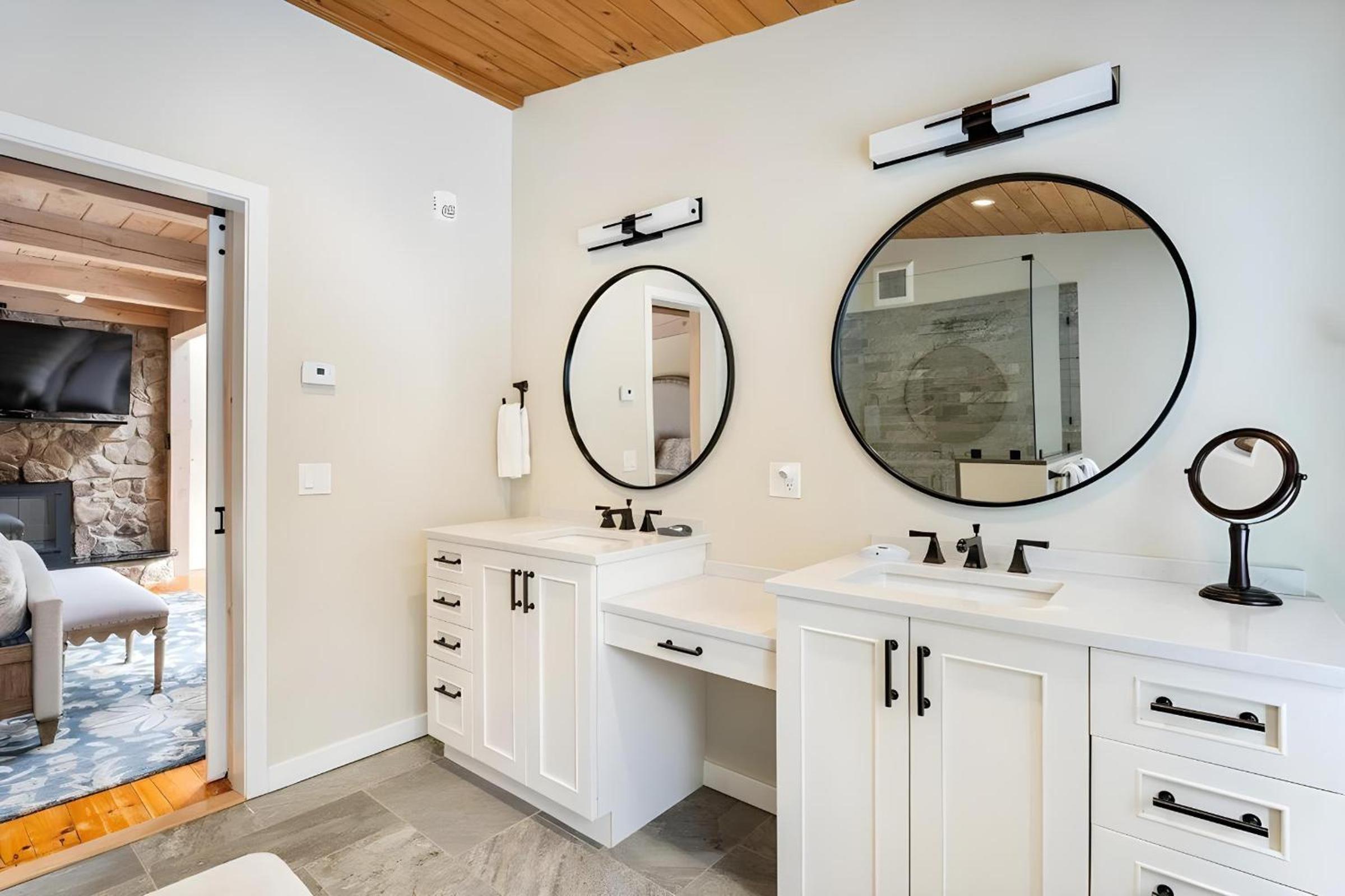 Slopeside Estate Luxurious Home on Great Eastern - Ski On Ski Off, Hot Tub, Private Shuttle