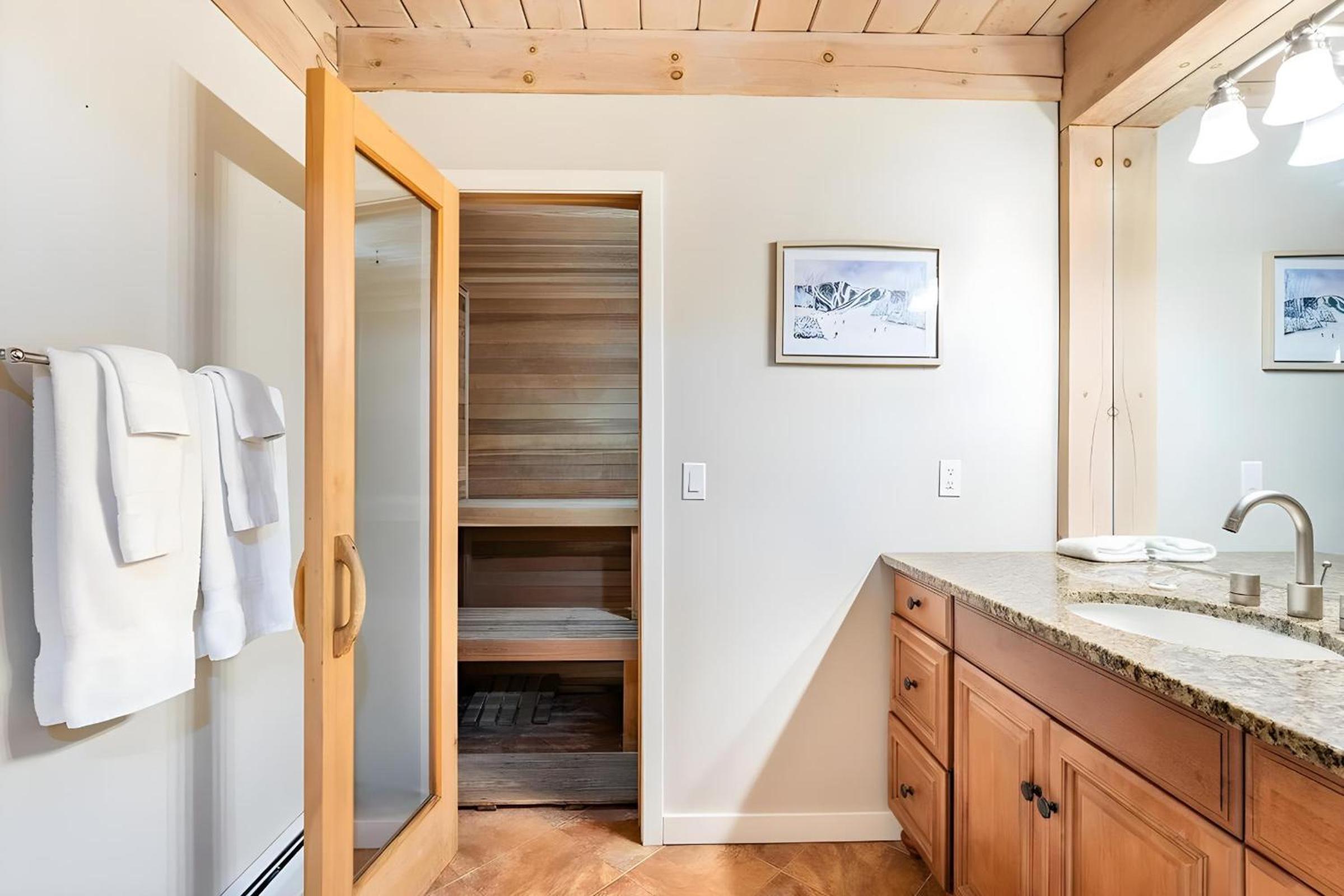 Slopeside Estate Luxurious Home on Great Eastern - Ski On Ski Off, Hot Tub, Private Shuttle
