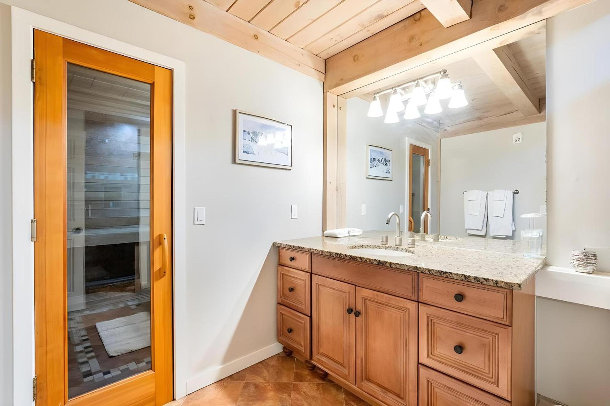 Slopeside Estate Luxurious Home on Great Eastern - Ski On Ski Off, Hot Tub, Private Shuttle