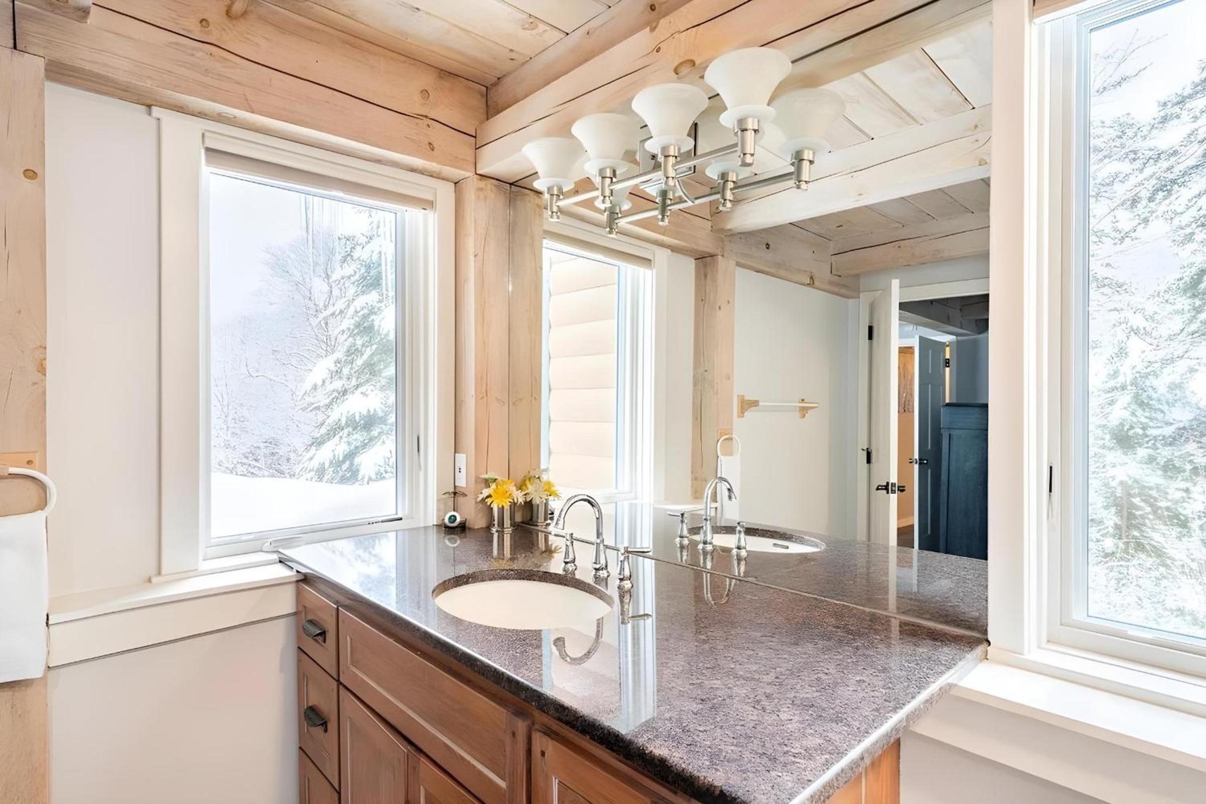 Slopeside Estate Luxurious Home on Great Eastern - Ski On Ski Off, Hot Tub, Private Shuttle