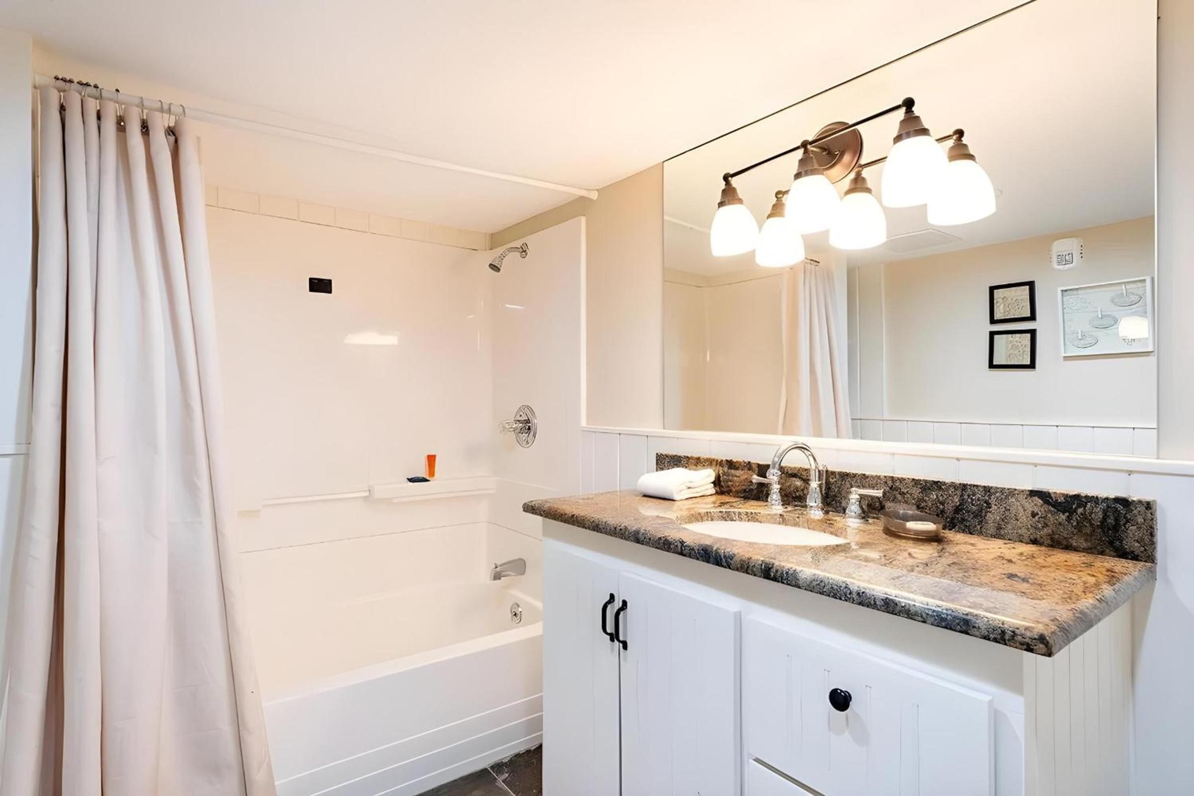 Slopeside Estate Luxurious Home on Great Eastern - Ski On Ski Off, Hot Tub, Private Shuttle