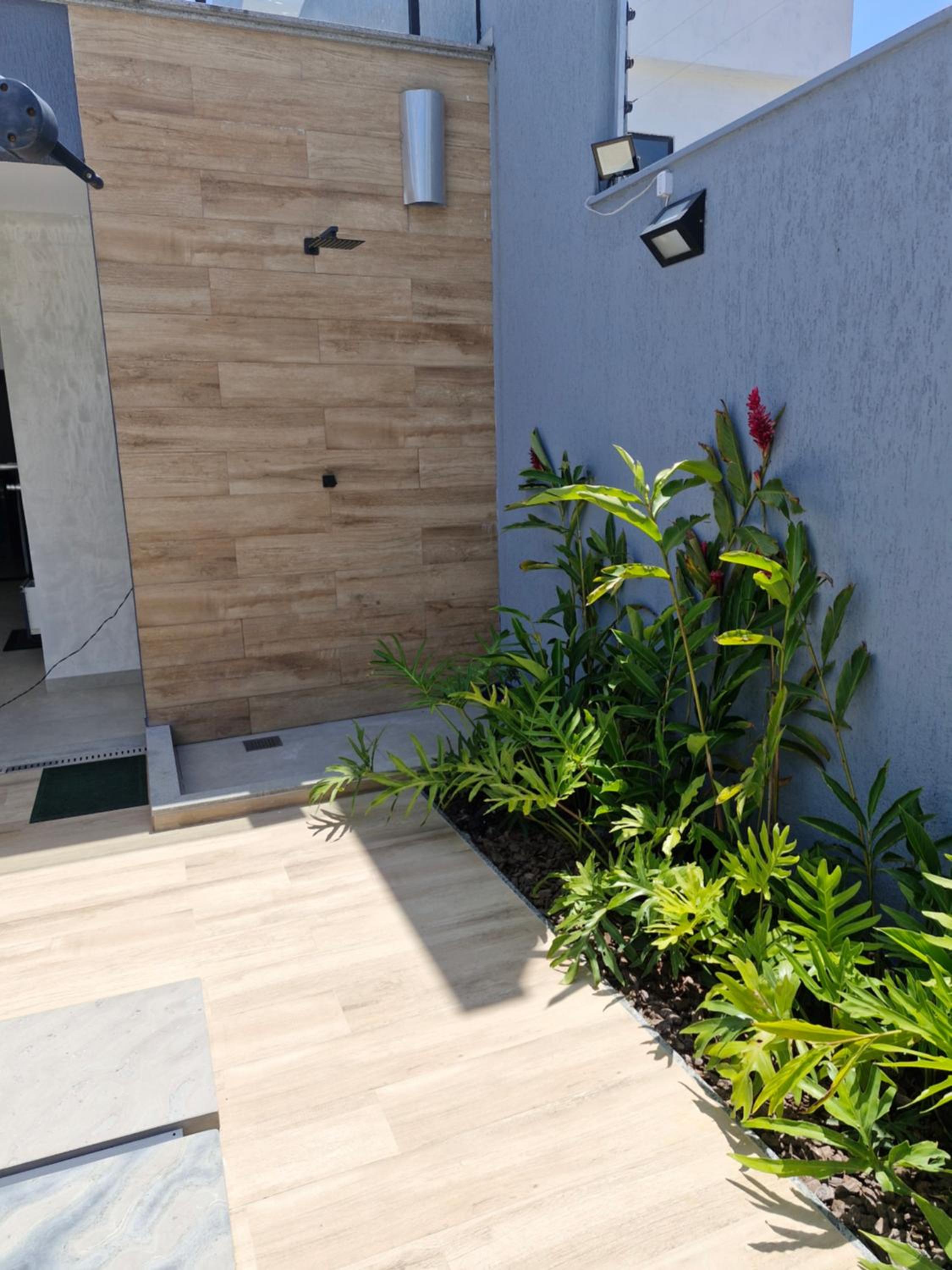Suíte tripla com vista piscina em casa familiar de luxo em Itaipu