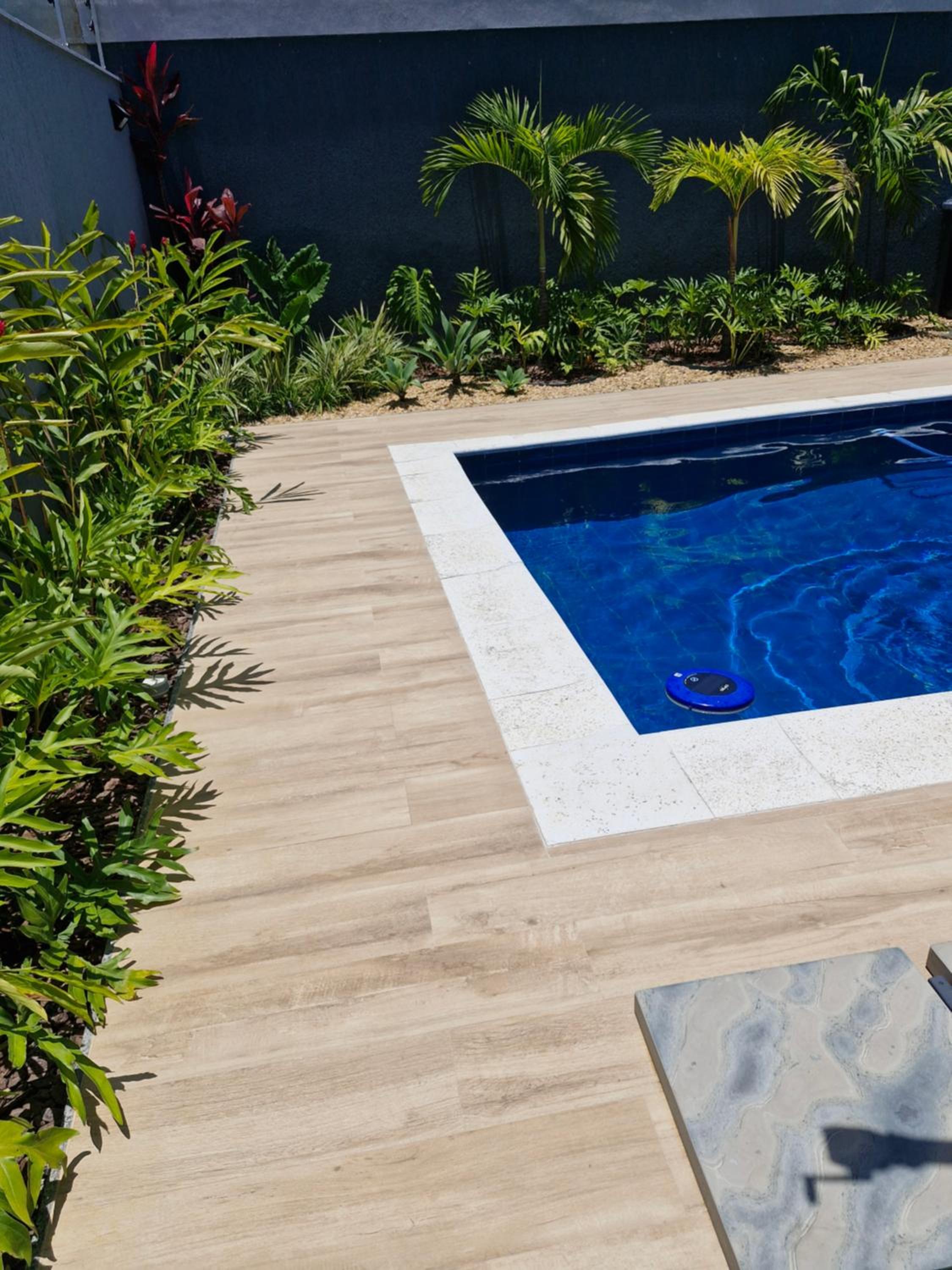 Suíte tripla com vista piscina em casa familiar de luxo em Itaipu