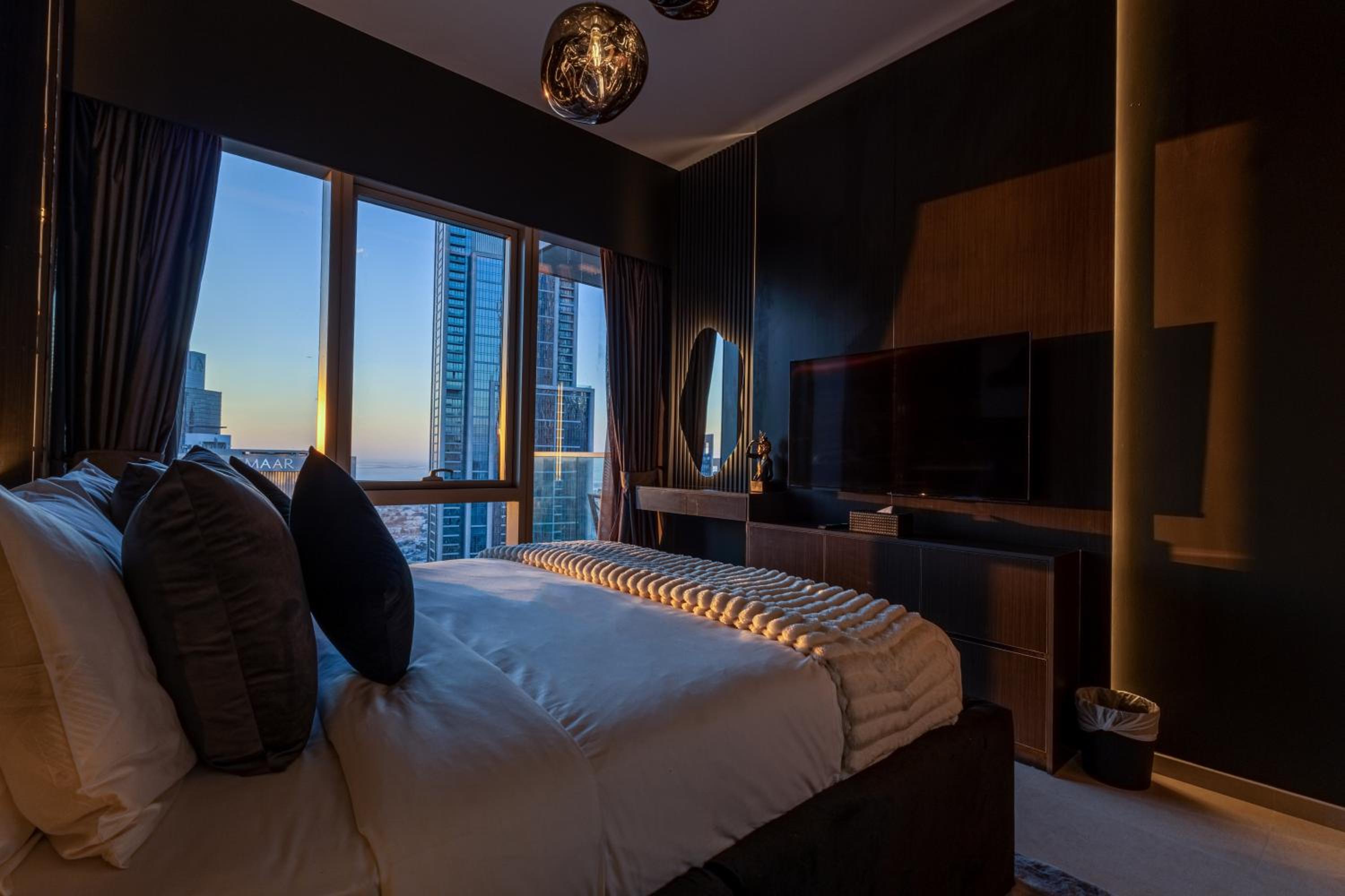 Brand New LUXE Downtown Dubai 46th Floor