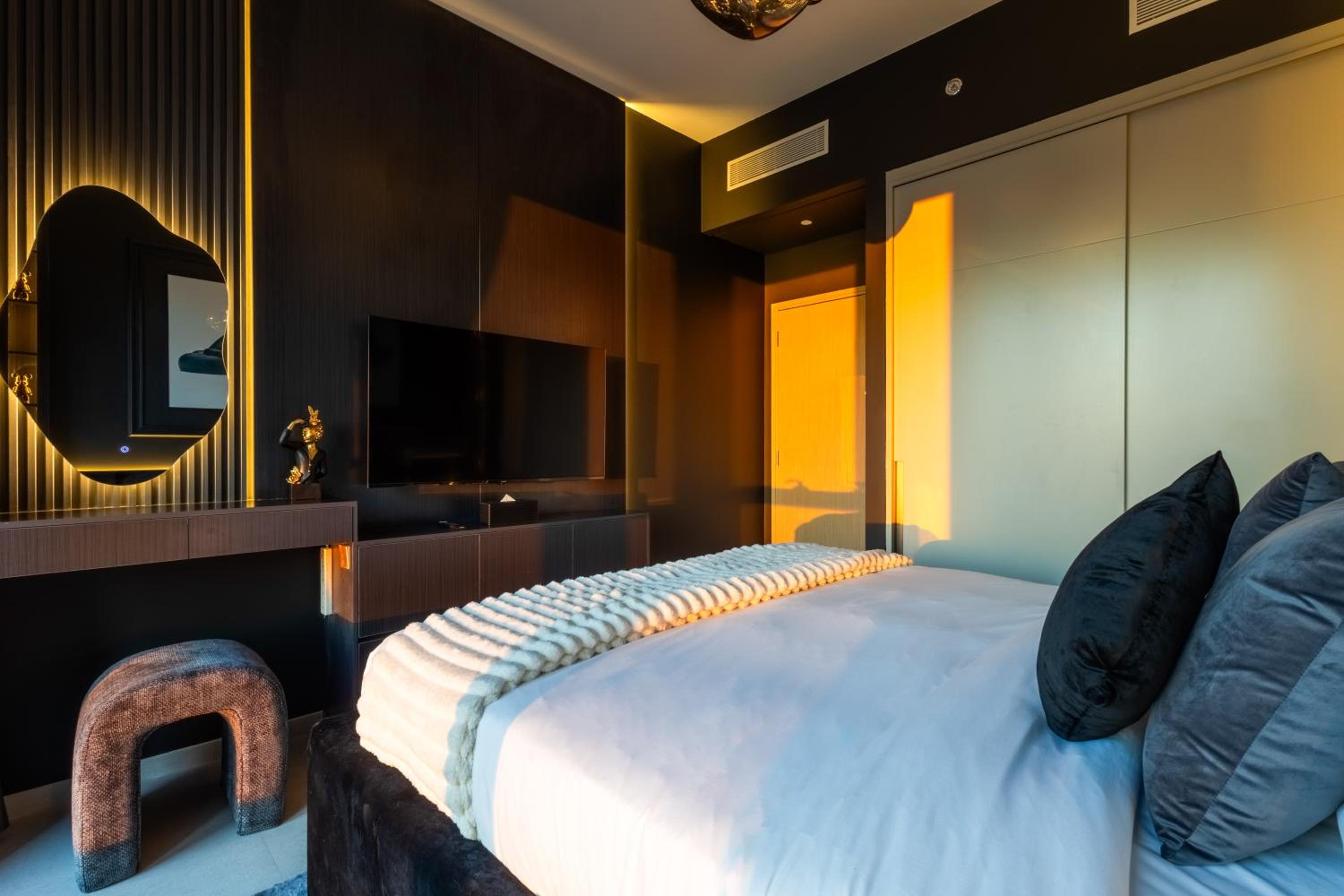 Brand New LUXE Downtown Dubai 46th Floor