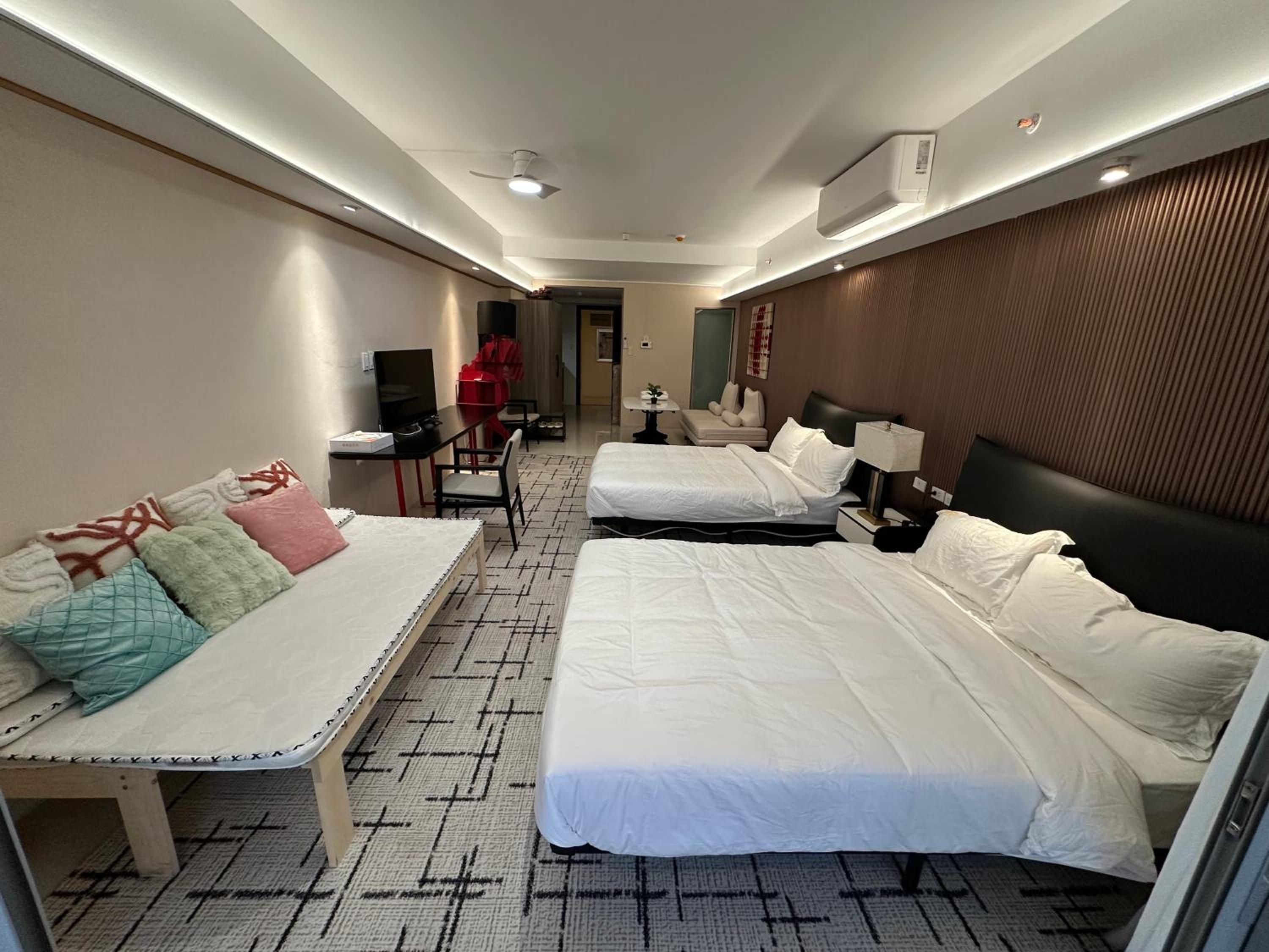 Spacious Elegant Apartment Hotel near City of Dreams, Airport, MOA, Okada, Ayala Malls, and Solaire Casino with free 5 pool access