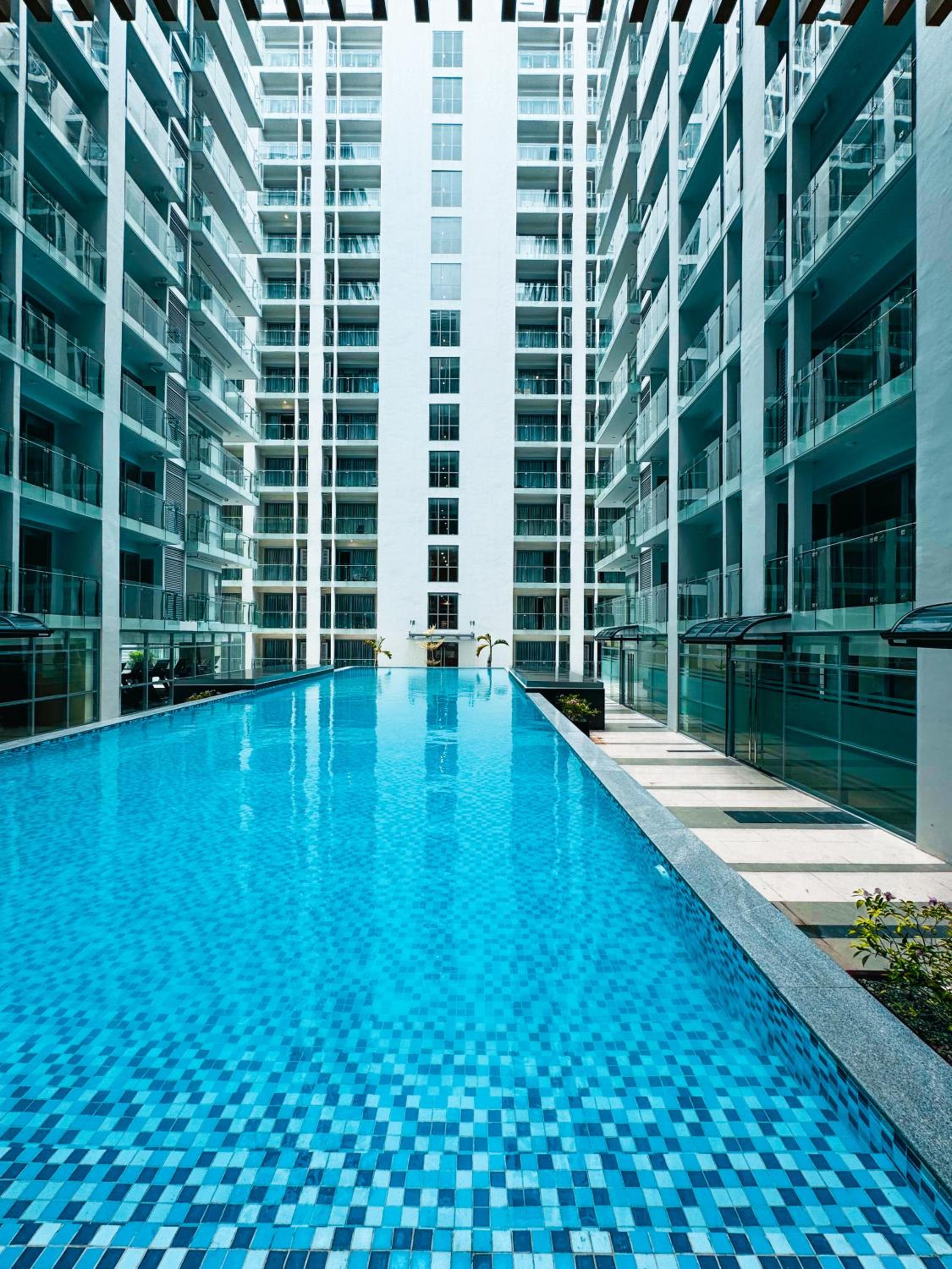 Spacious Elegant Apartment Hotel near City of Dreams, Airport, MOA, Okada, Ayala Malls, and Solaire Casino with free 5 pool access