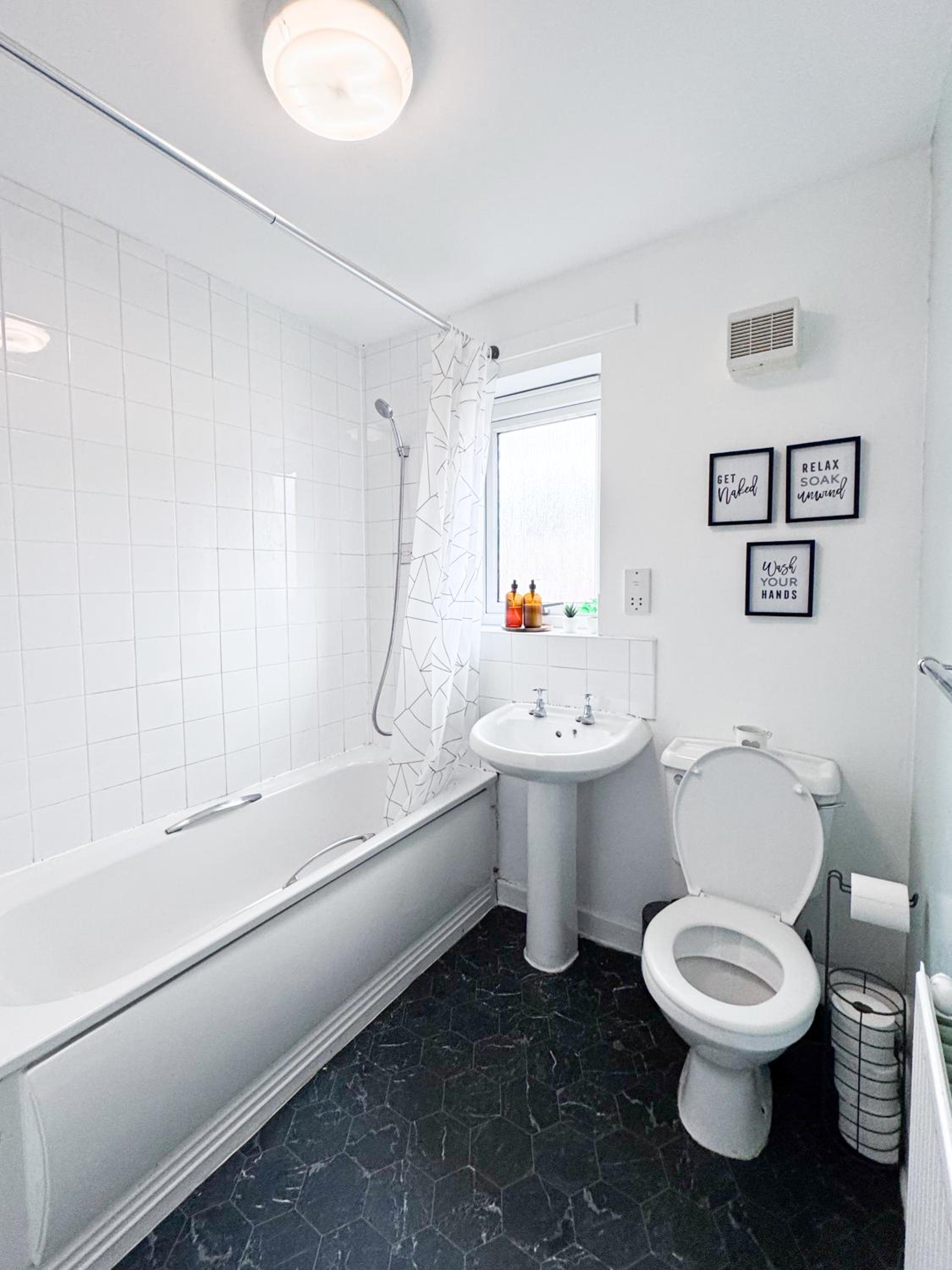 Lokfu Garden By Furnished Accommodation 3 Bedroom House Free Parking Perfect For Contractors and Families