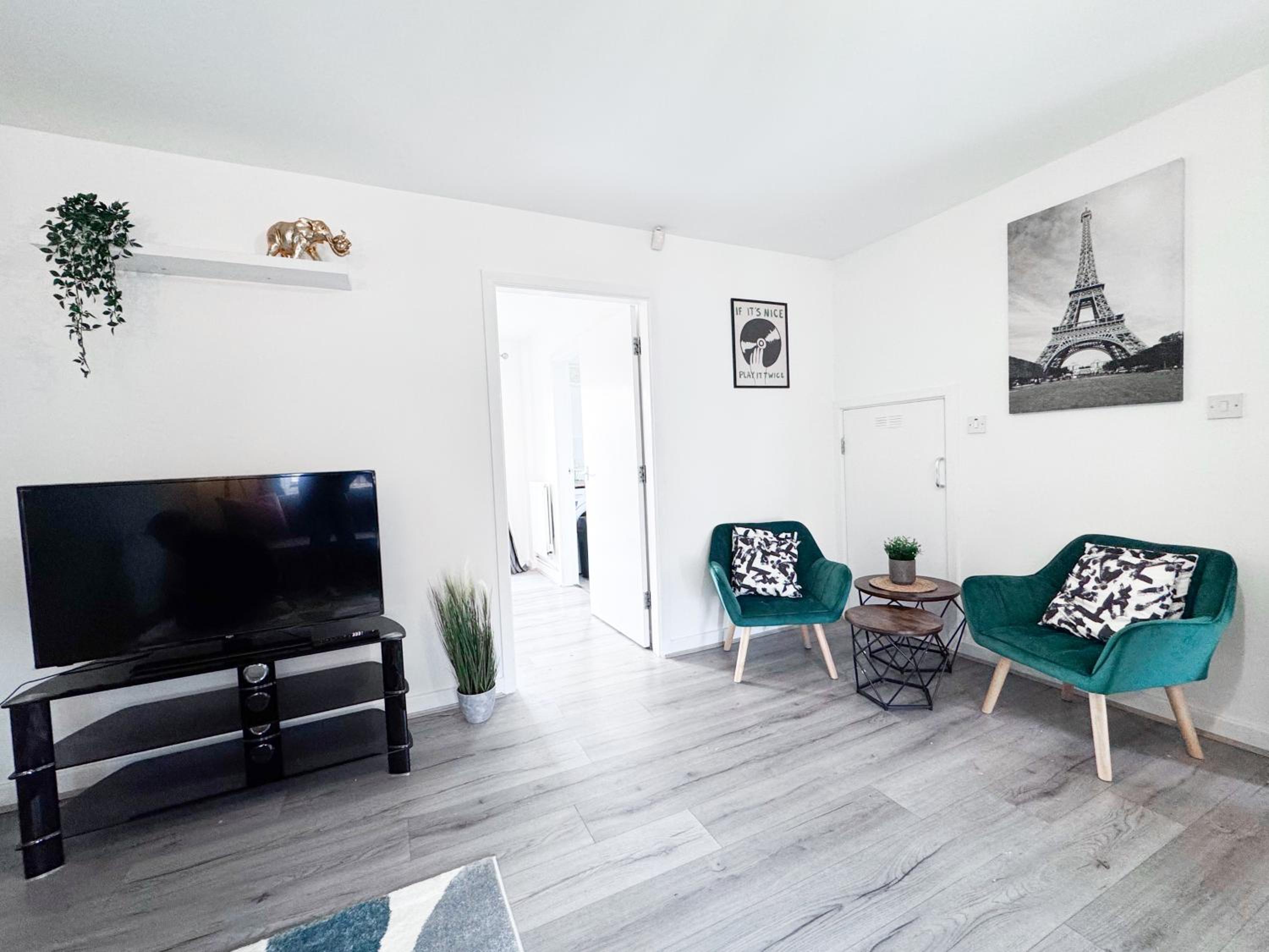 Lokfu Garden By Furnished Accommodation 3 Bedroom House Free Parking Perfect For Contractors and Families