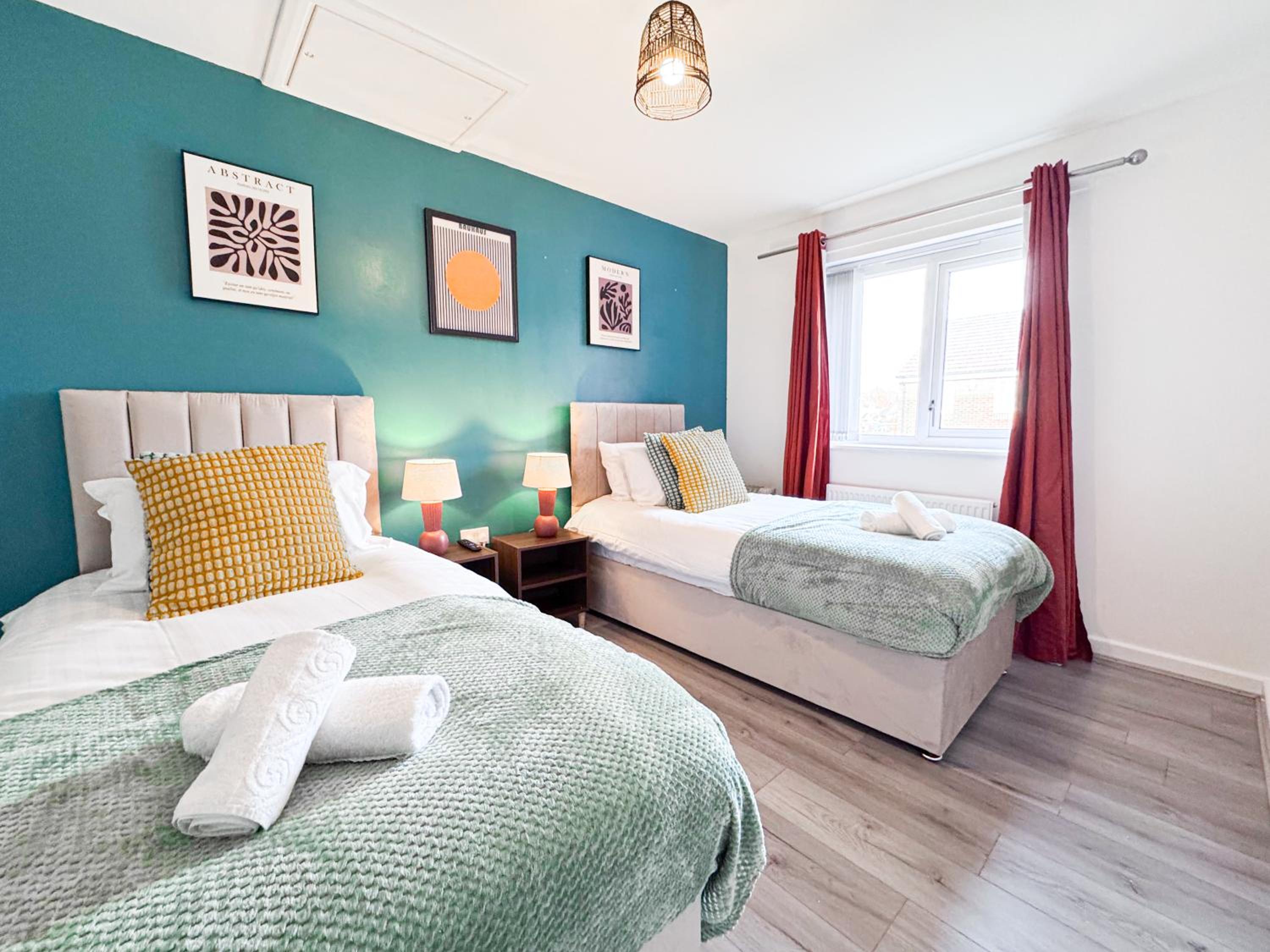 Lokfu Garden By Furnished Accommodation 3 Bedroom House Free Parking Perfect For Contractors and Families