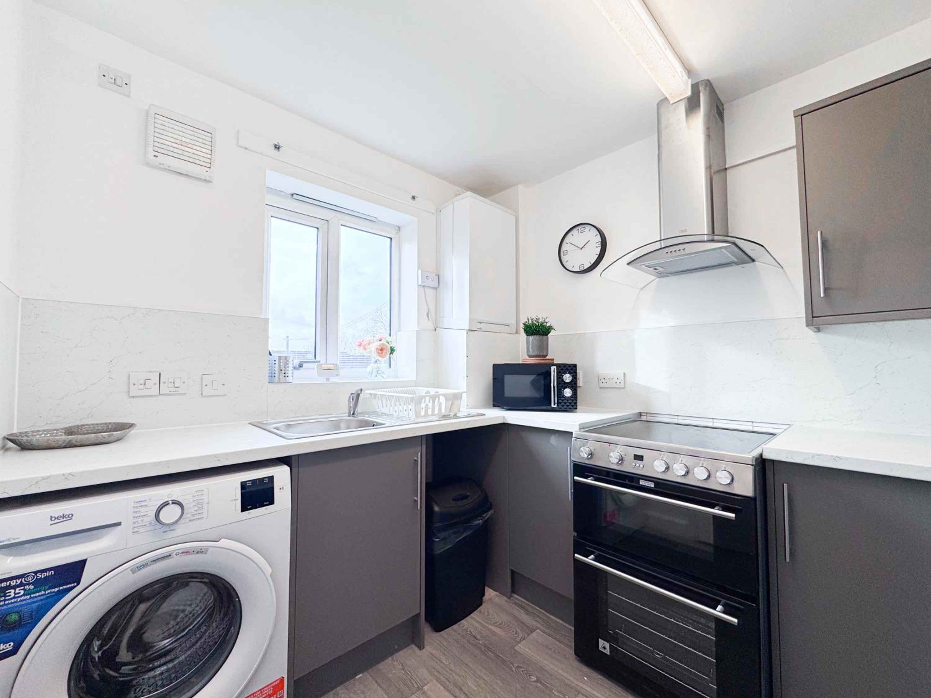 Lokfu Garden By Furnished Accommodation 3 Bedroom House Free Parking Perfect For Contractors and Families